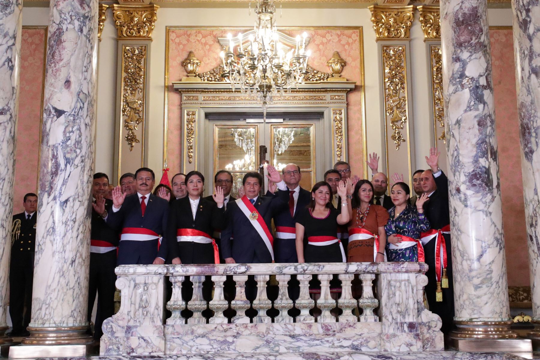 El presidente de la República, Pedro Castillo, tomó juramento a los integrantes del nuevo Gabinete Ministerial, que estará liderado por Betssy Chávez, durante una ceremonia que se realizó en Palacio de Gobierno. Foto: PCM