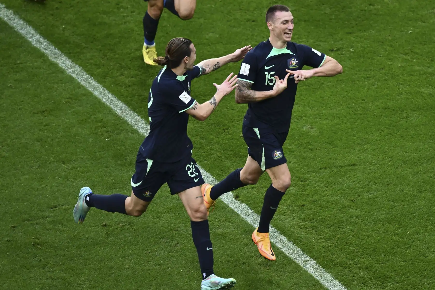 El delantero australiano #15 Mitchell Duke (R) celebra con el mediocampista australiano #22 Jackson Irvine (L) después de marcar el primer gol de su equipo durante el partido de fútbol del Grupo D de la Copa Mundial Catar 2022 entre Túnez y Australia en el Estadio Al-Janoub en Al-Wakrah , al sur de Doha

Foto: AFP