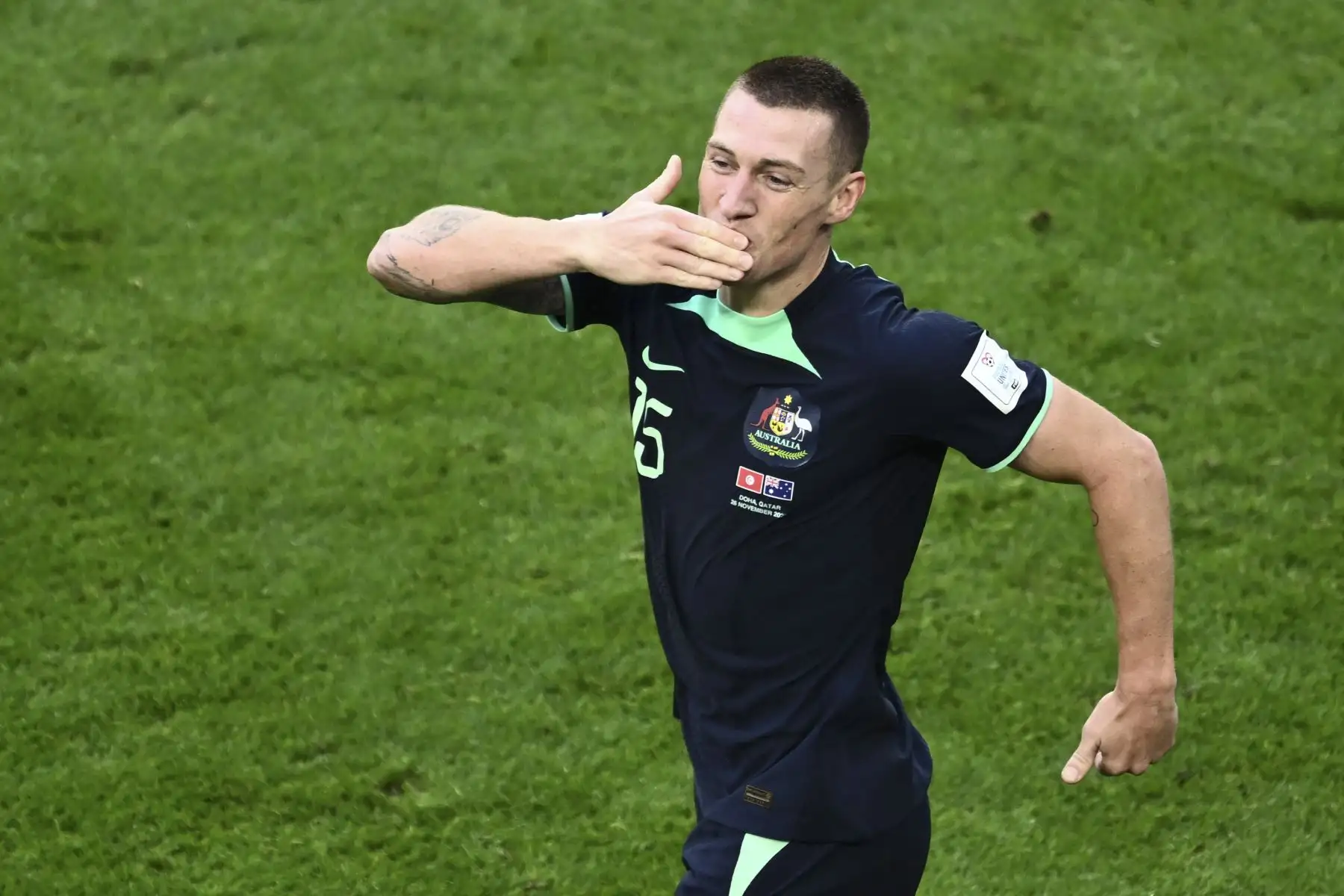 El delantero australiano #15 Mitchell Duke (R) celebra después de marcar el primer gol de su equipo durante el partido de fútbol del Grupo D de la Copa Mundial Catar 2022 entre Túnez y Australia en el Estadio Al-Janoub en Al-Wakrah , al sur de Doha

Foto: AFP