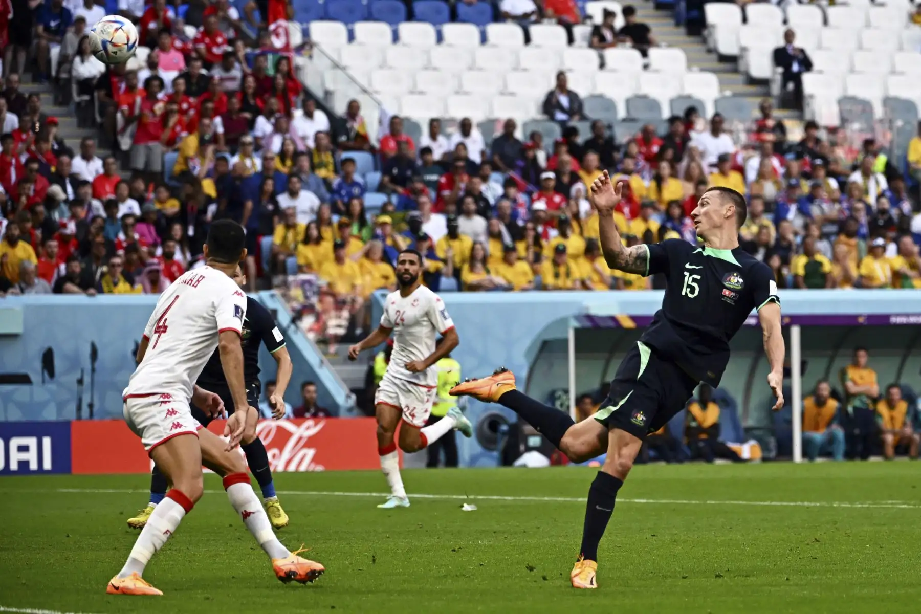 El delantero australiano #15 Mitchell Duke (R) dispara y anota el primer gol de su equipo durante el partido de fútbol del Grupo D de la Copa Mundial de Catar 2022 entre Túnez y Australia en el Estadio Al-Janoub en Al-Wakrah, al sur de Doha
Foto: AFP