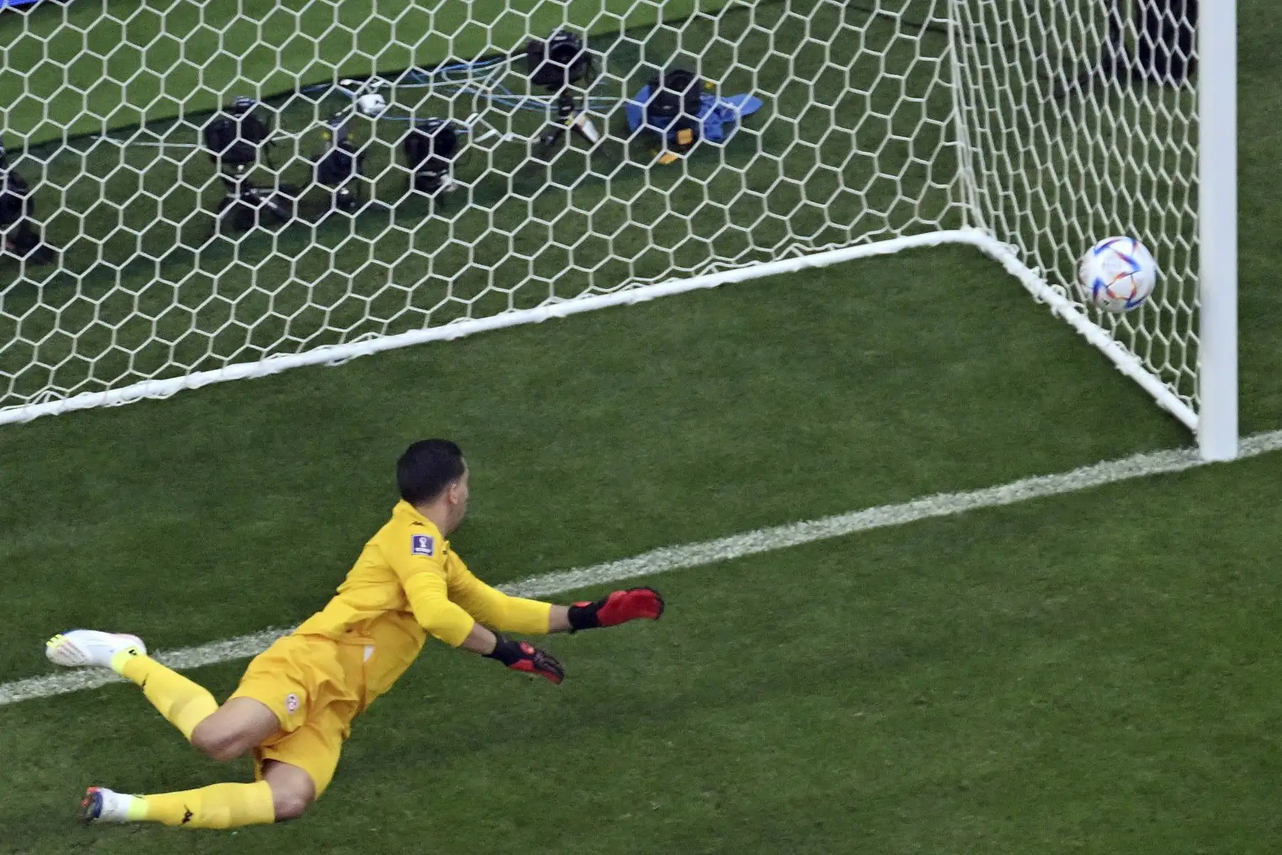 El portero tunecino #16 Aymen Dahmen reacciona cuando el delantero australiano #15 Mitchell Duke (no visto) anota el primer gol de Australia durante el partido de fútbol del Grupo D de la Copa Mundial Catar 2022 entre Túnez y Australia en el Estadio Al-Janoub en Al-Wakrah, al sur de Doha

Foto: AFP