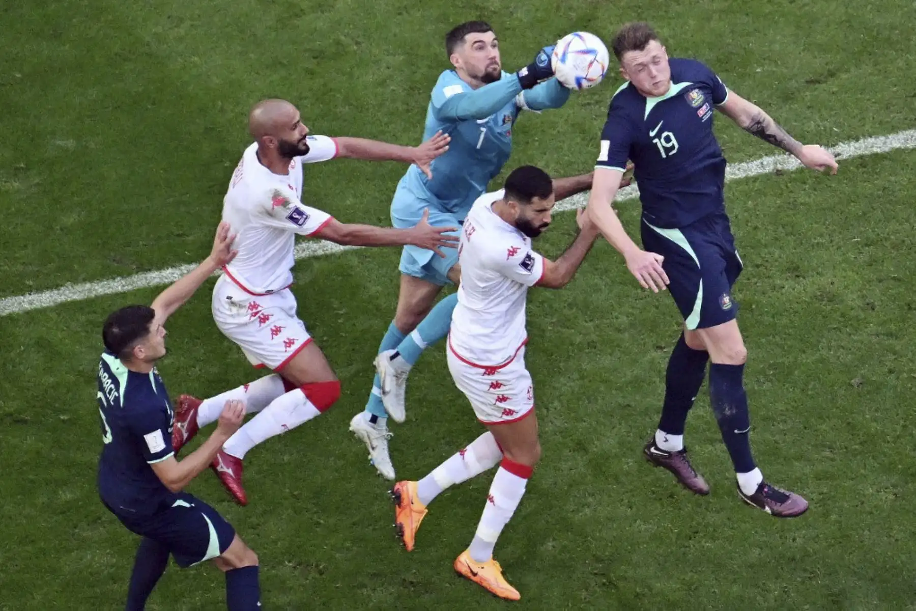 El portero australiano #01 Mathew Ryan (espalda central) hace una salvada durante el partido de fútbol del Grupo D de la Copa Mundial de Catar 2022 entre Túnez y Australia en el estadio Al-Janoub en Al-Wakrah, al sur de Doha

Foto: AFP