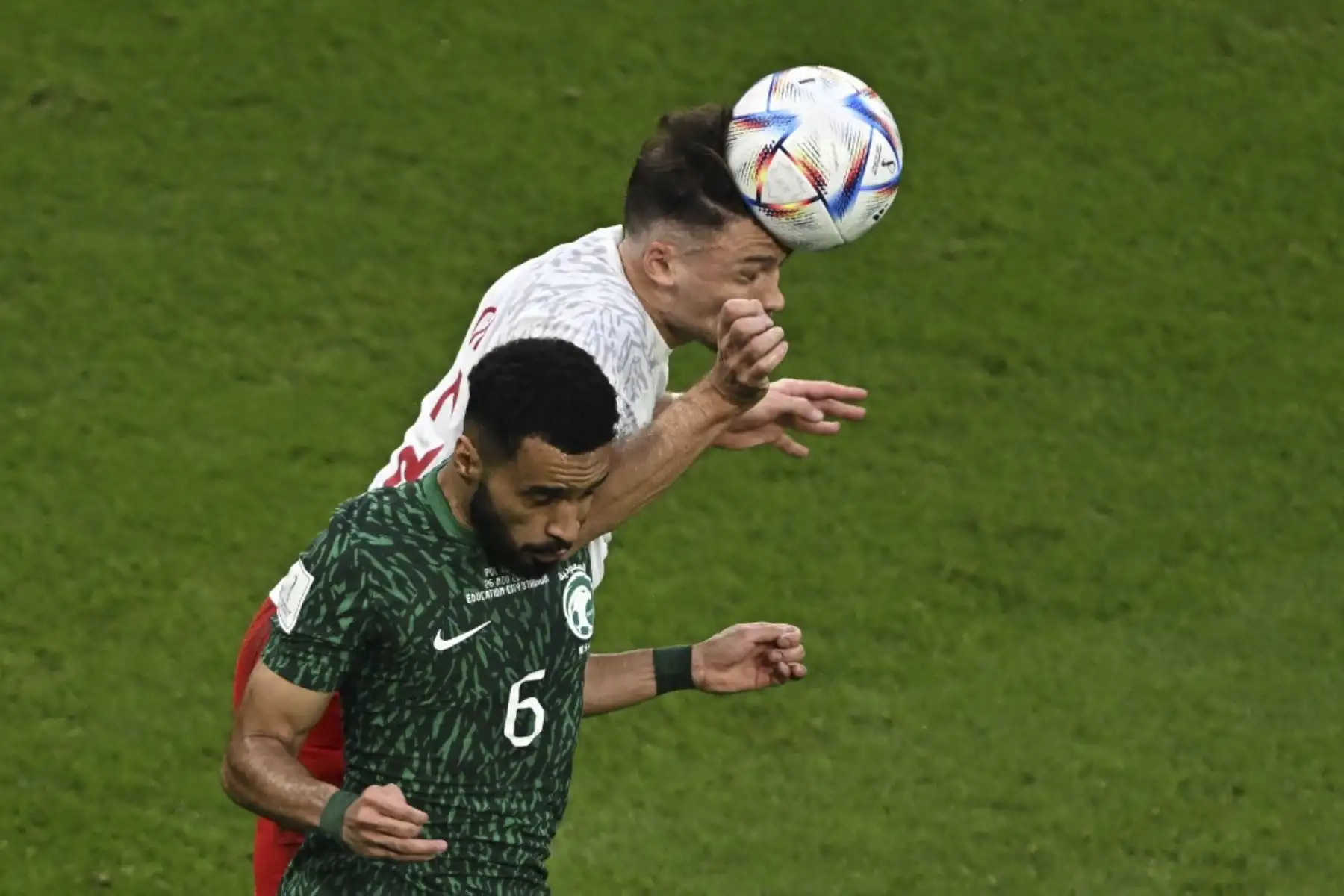 El defensor número 06 de Arabia Saudita, Mohammed Al-Breik, y el defensor número 02 de Polonia, Matthew Cash, saltan para un cabezazo durante el partido de fútbol del Grupo C de la Copa Mundial de Catar 2022 entre Polonia y Arabia Saudita en el Education City Stadium en Al-Rayyan, al oeste de Doha

Foto: AFP