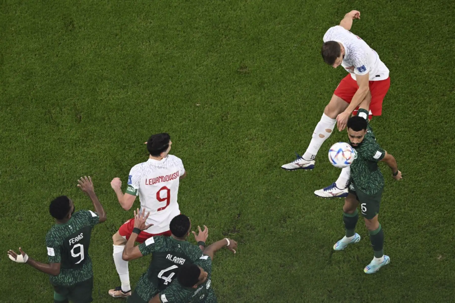 El mediocampista de Polonia #06 Krystian Bielik es bloqueado por el defensor de Arabia Saudita #06 Mohammed Al-Breik después de un cabezazo durante el partido de fútbol del Grupo C de la Copa Mundial de Catar 2022 entre Polonia y Arabia Saudita en el Education City Stadium en Al-Rayyan, al oeste de Doha

Foto: AFP