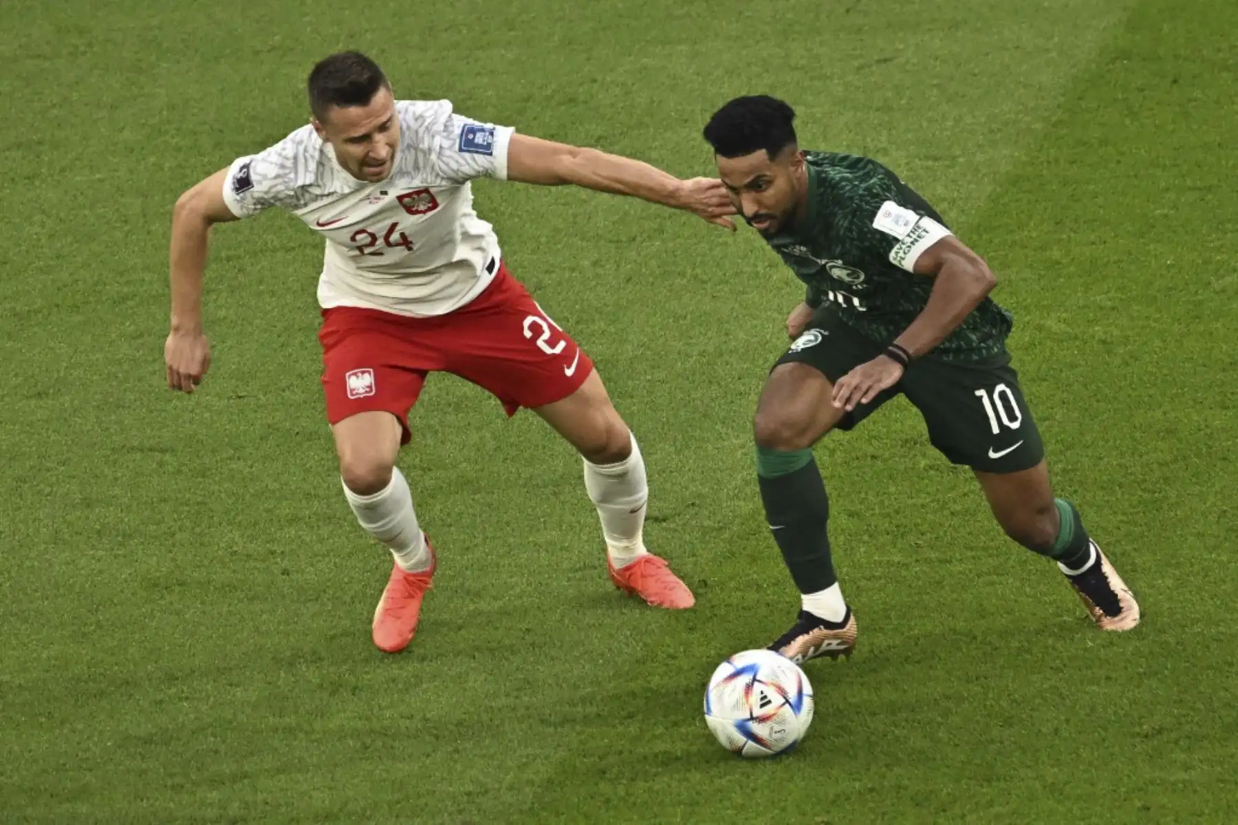 El mediocampista #24 Przemyslaw Frankowski de Polonia y el mediocampista #10 Salem Al-Dawsari de Arabia Saudita luchan por el balón durante el partido de fútbol del Grupo C de la Copa Mundial Catar 2022 entre Polonia y Arabia Saudita en el Education City Stadium en Al-Rayyan, al oeste de Doha

Foto: AFP