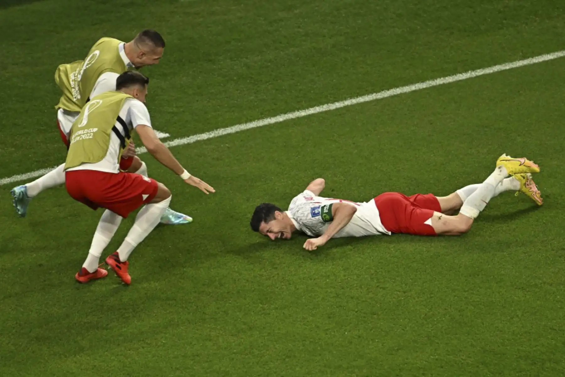 El delantero polaco #09 Robert Lewandowski celebra marcar el segundo gol de su equipo durante el partido de fútbol del Grupo C de la Copa Mundial de Catar 2022 entre Polonia y Arabia Saudita en el Education City Stadium en Al-Rayyan, al oeste de Doha

Foto: AFP