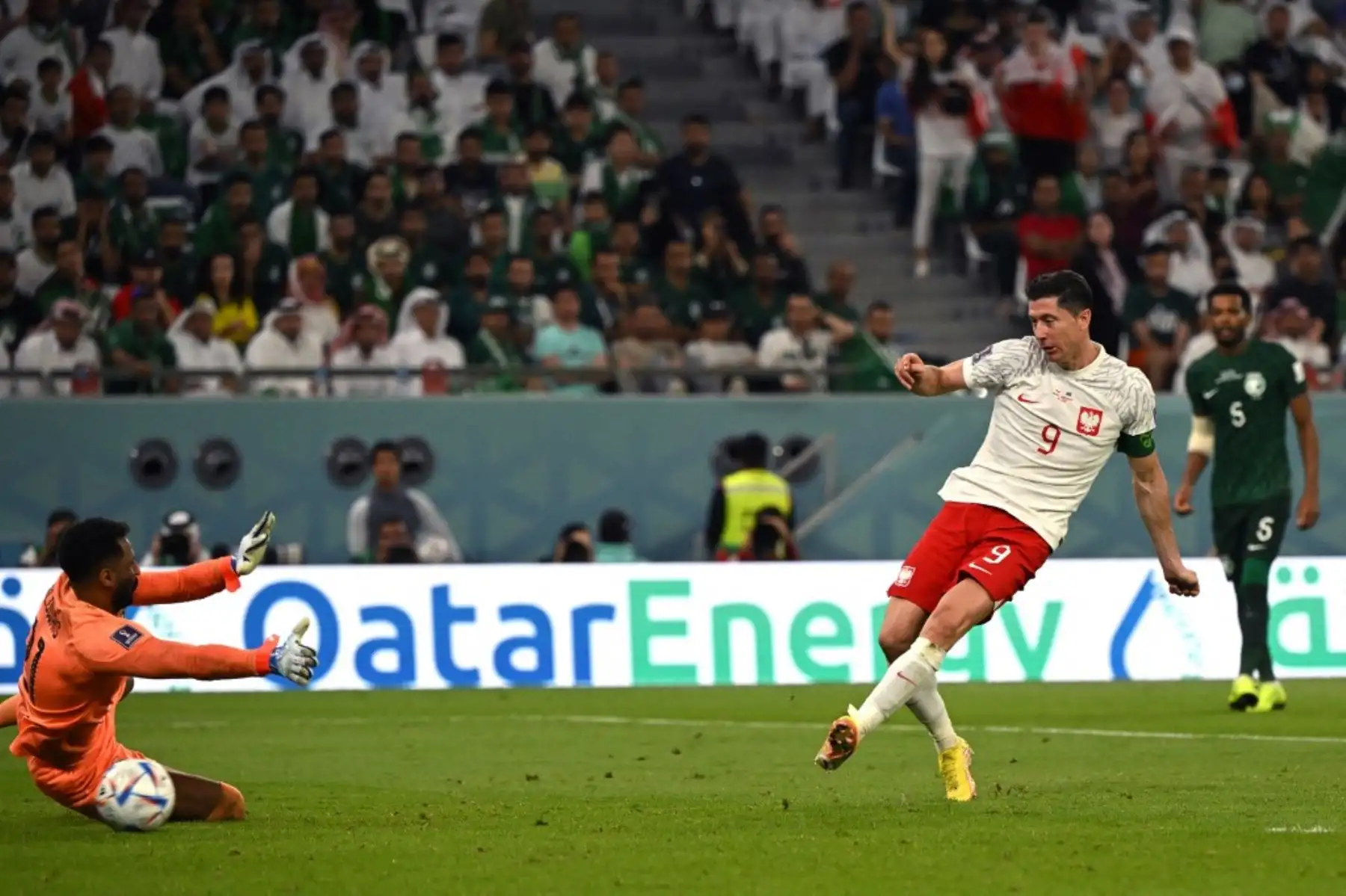El delantero polaco #09 Robert Lewandowski (R) dispara y anota el segundo gol de su equipo pasando al portero de Arabia Saudita #21 Mohammed Al-Owais (L) durante el partido de fútbol del Grupo C de la Copa Mundial Catar 2022 entre Polonia y Arabia Saudita en el Education City Stadium en Al-Rayyan, al oeste de Doha

Foto: AFP