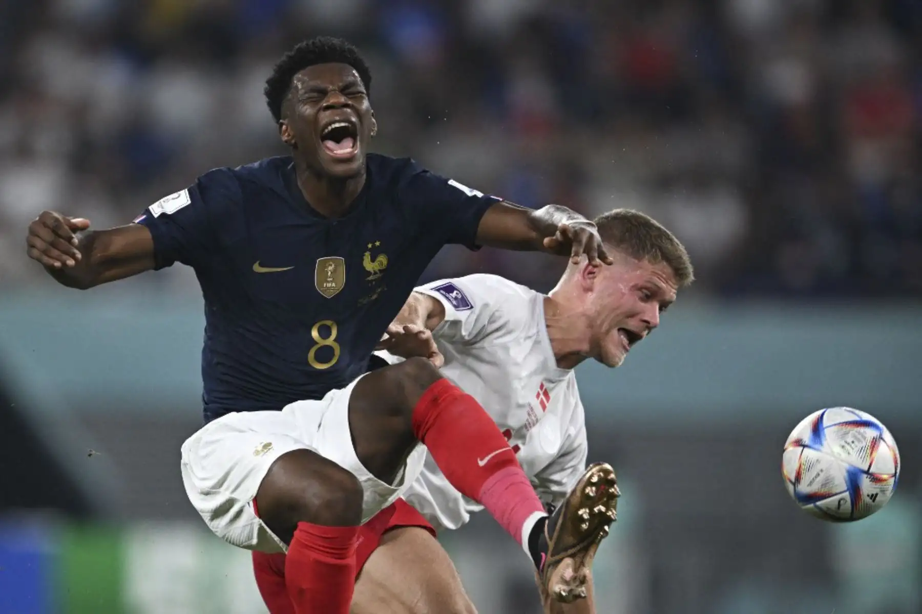 El mediocampista francés #08 Aurelien Tchouameni lucha por el balón con el delantero danés #21 Andreas Cornelius durante el partido de fútbol del Grupo D de la Copa Mundial Catar 2022 entre Francia y Dinamarca en el Estadio 974 en Doha

Foto: AFP