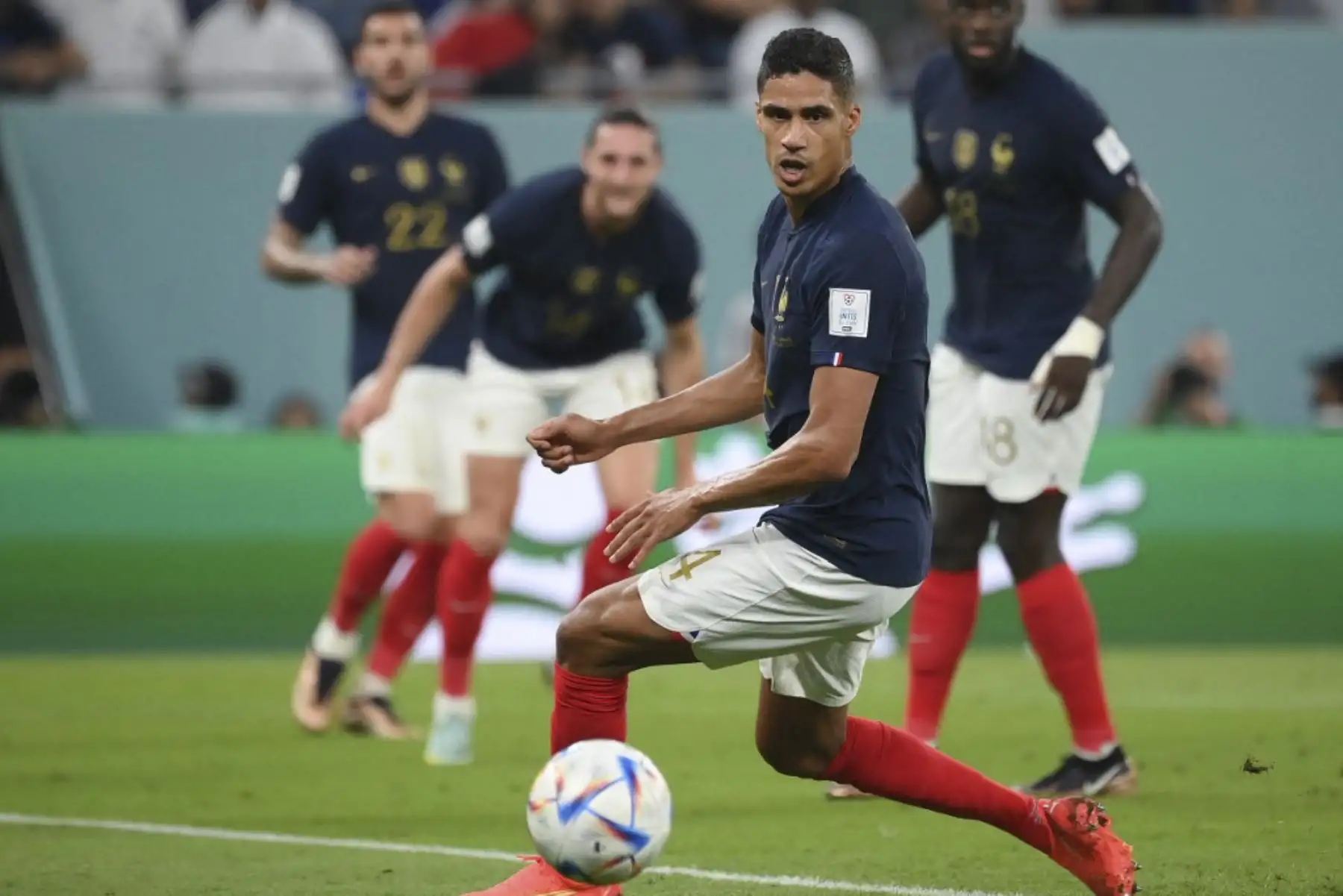 El defensor de Francia #04 Raphael Varane mira el balón durante el partido de fútbol del Grupo D de la Copa Mundial Catar 2022 entre Francia y Dinamarca en el Estadio 974 en Doha

Foto: AFP