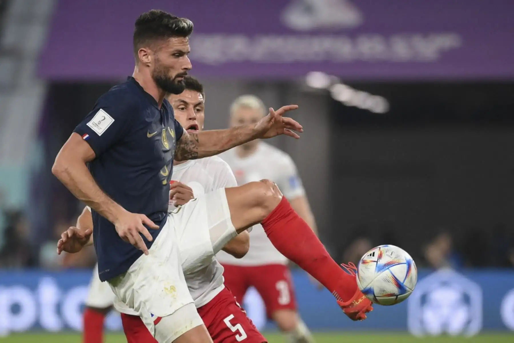 El delantero de Francia #09 Olivier Giroud (L) lucha por el balón con el defensor de Dinamarca #05 Joakim Maehle durante el partido de fútbol del Grupo D de la Copa Mundial de Catar 2022 entre Francia y Dinamarca en el Estadio 974 en Doha

Foto: AFP