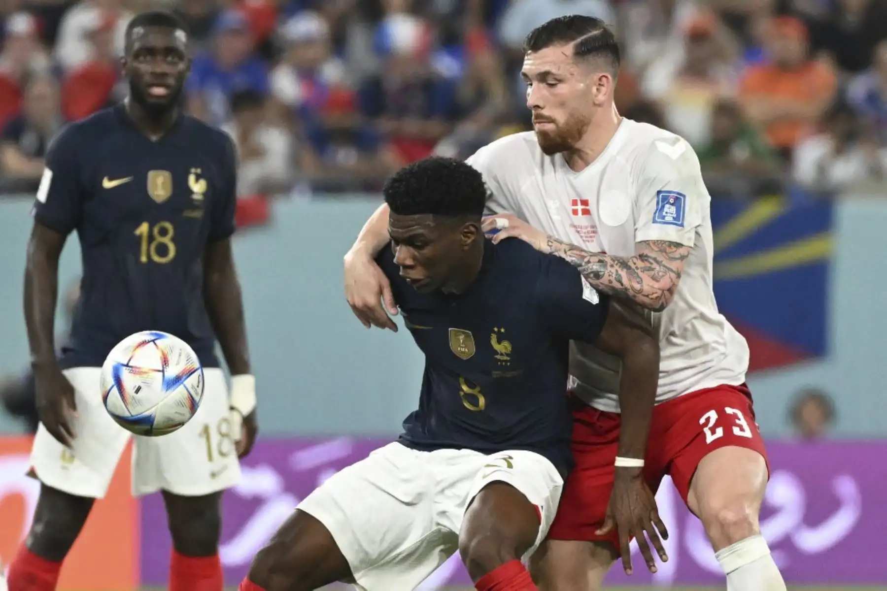 El mediocampista francés #08 Aurelien Tchouameni (C) lucha por el balón con el mediocampista danés #23 Pierre-Emile Hojbjerg durante el partido de fútbol del Grupo D de la Copa Mundial Catar 2022 entre Francia y Dinamarca en el Estadio 974 en Doha

Foto: AFP