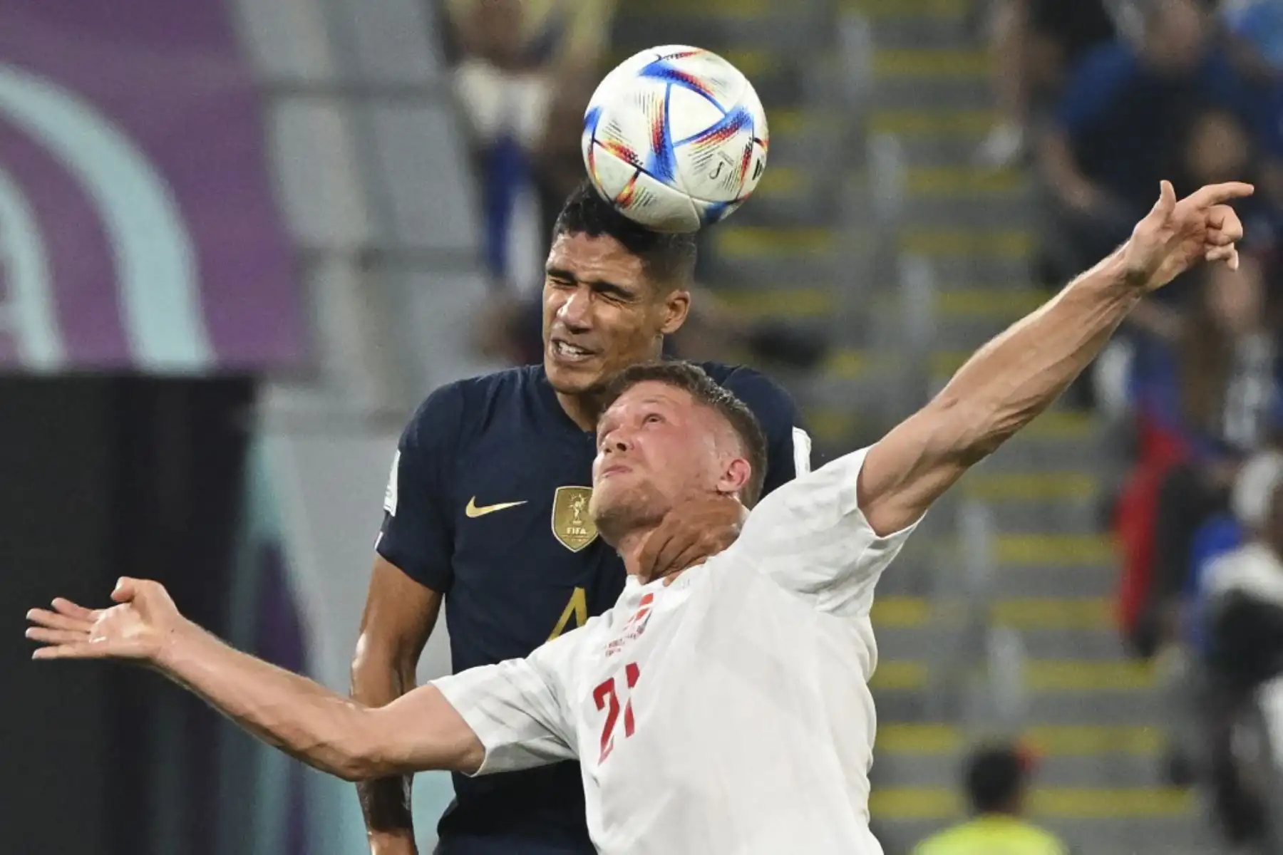 El defensor de Francia #04 Raphael Varane (L) y el delantero de Dinamarca #21 Andreas Cornelius encabezan el balón durante el partido de fútbol del Grupo D de la Copa Mundial de Catar 2022 entre Francia y Dinamarca en el Estadio 974 en Doha

Foto: AFP