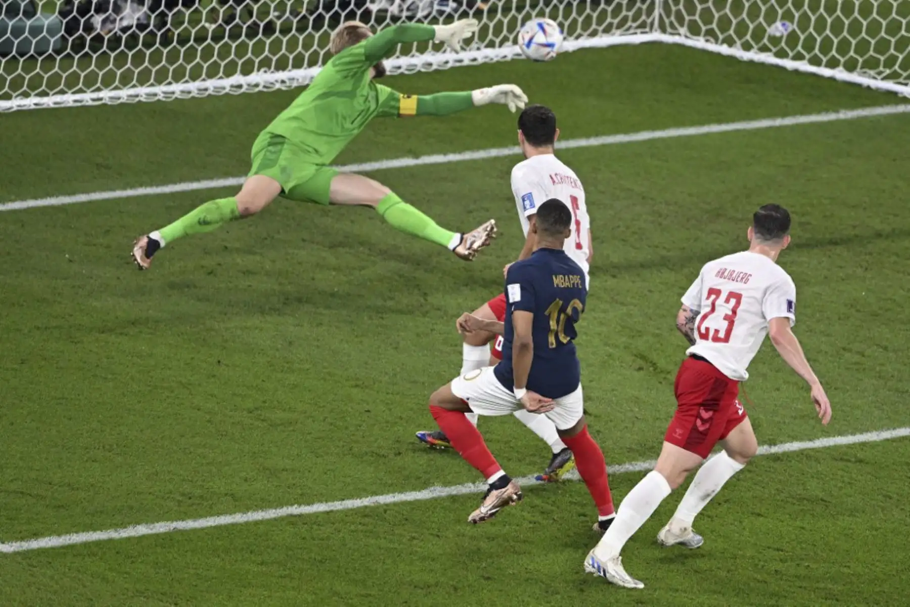 El delantero francés #10 Kylian Mbappe dispara para marcar el primer gol de su equipo durante el partido de fútbol del Grupo D de la Copa Mundial Qatar 2022 entre Francia y Dinamarca en el Estadio 974 en Doha

Foto:AFP