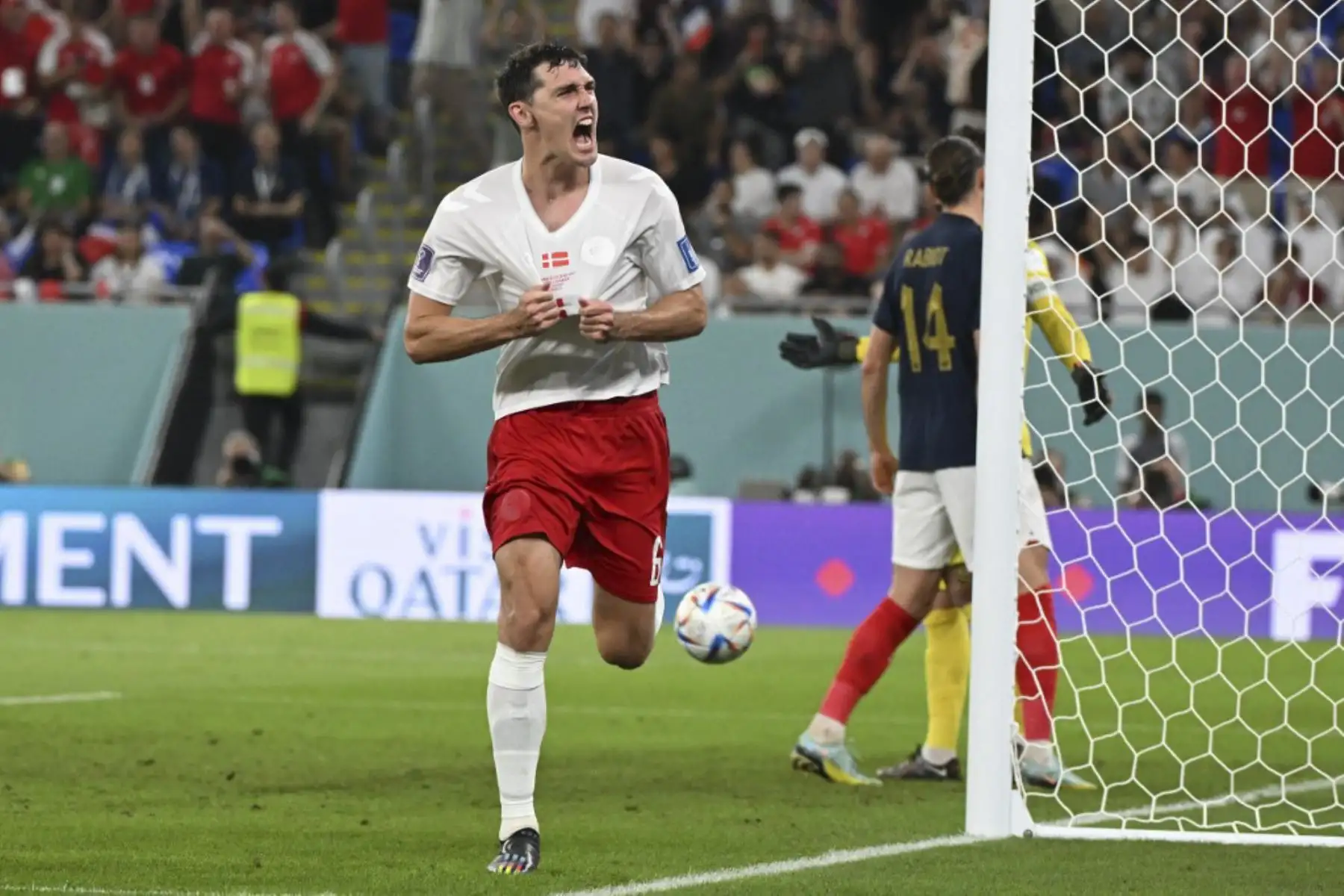 El defensa de Dinamarca #06 Andreas Christensen celebra marcar el primer gol de su equipo durante el partido de fútbol del Grupo D de la Copa Mundial de Qatar 2022 entre Francia y Dinamarca en el Estadio 974 en Doha

Foto:AFP