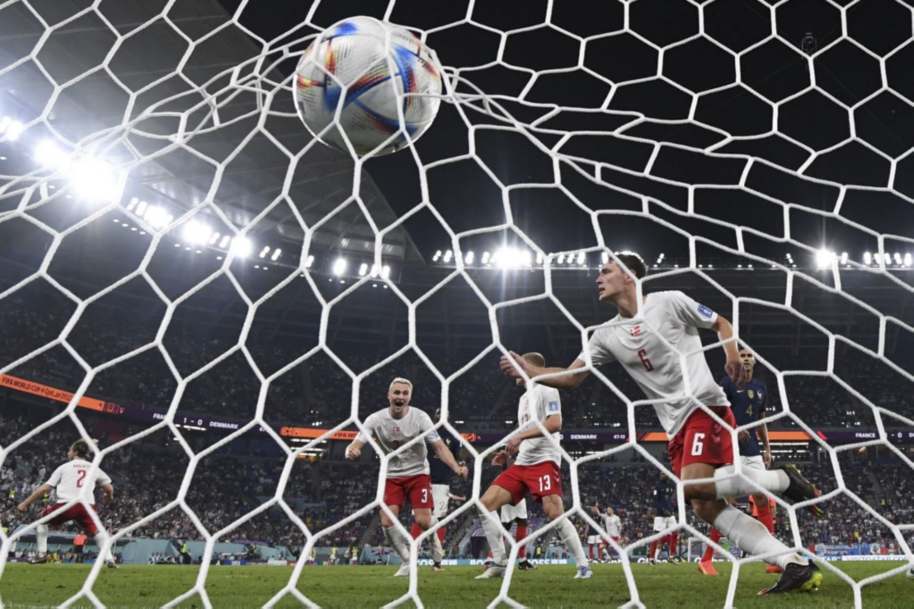 El defensa de Dinamarca #06 Andreas Christensen anota el primer gol del equipo superando al portero de Francia #01 Hugo Lloris durante el partido de fútbol del Grupo D de la Copa Mundial de Qatar 2022 entre Francia y Dinamarca en el Estadio 974 en Doha

Foto:AFP