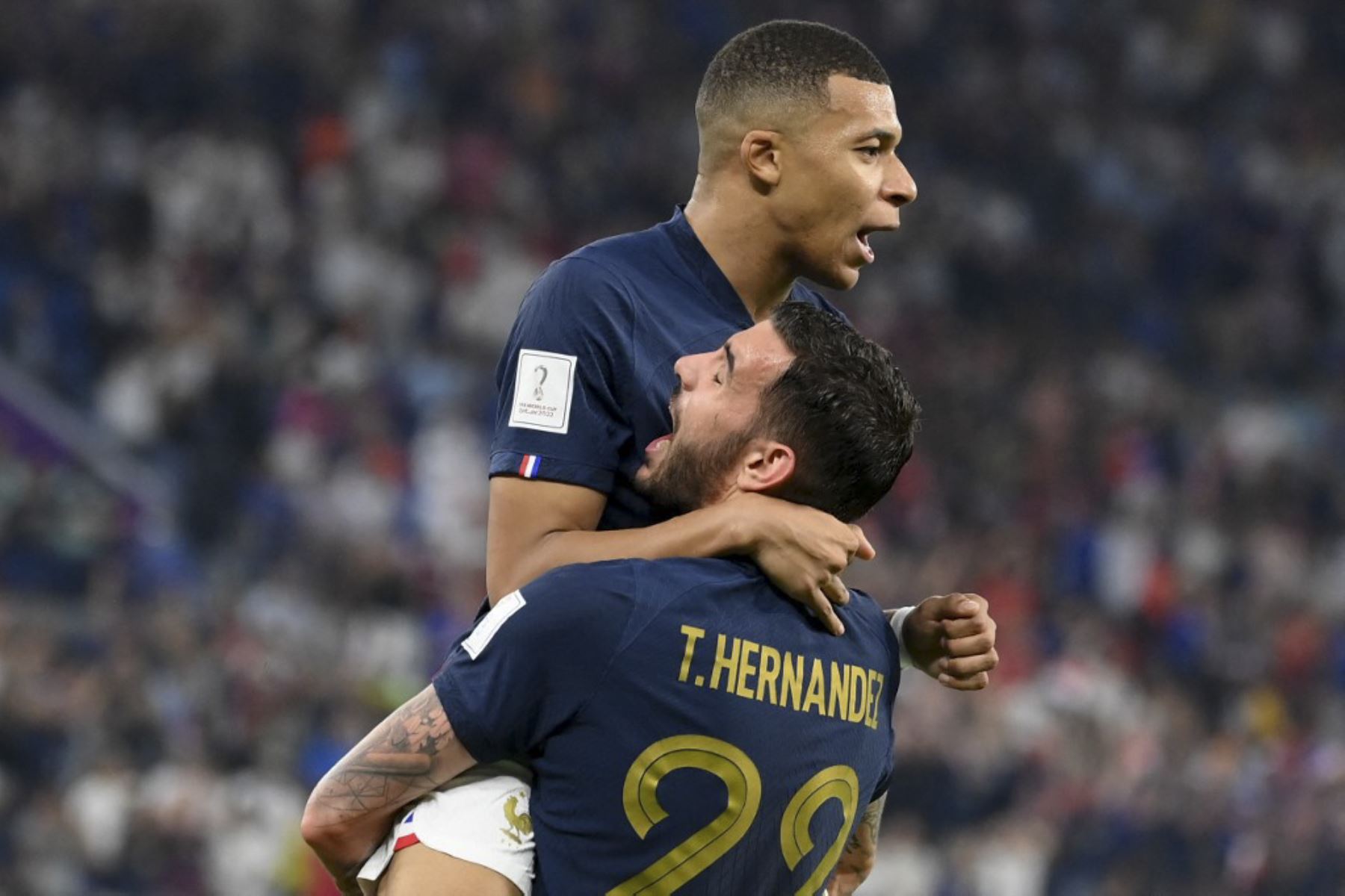 El delantero francés #10 Kylian Mbappe (L) celebra con el defensor francés #22 Theo Hernández después de marcar el primer gol de su equipo durante el partido de fútbol del Grupo D de la Copa Mundial Catar 2022 entre Francia y Dinamarca en el Estadio 974 en Doha

Foto:AFP