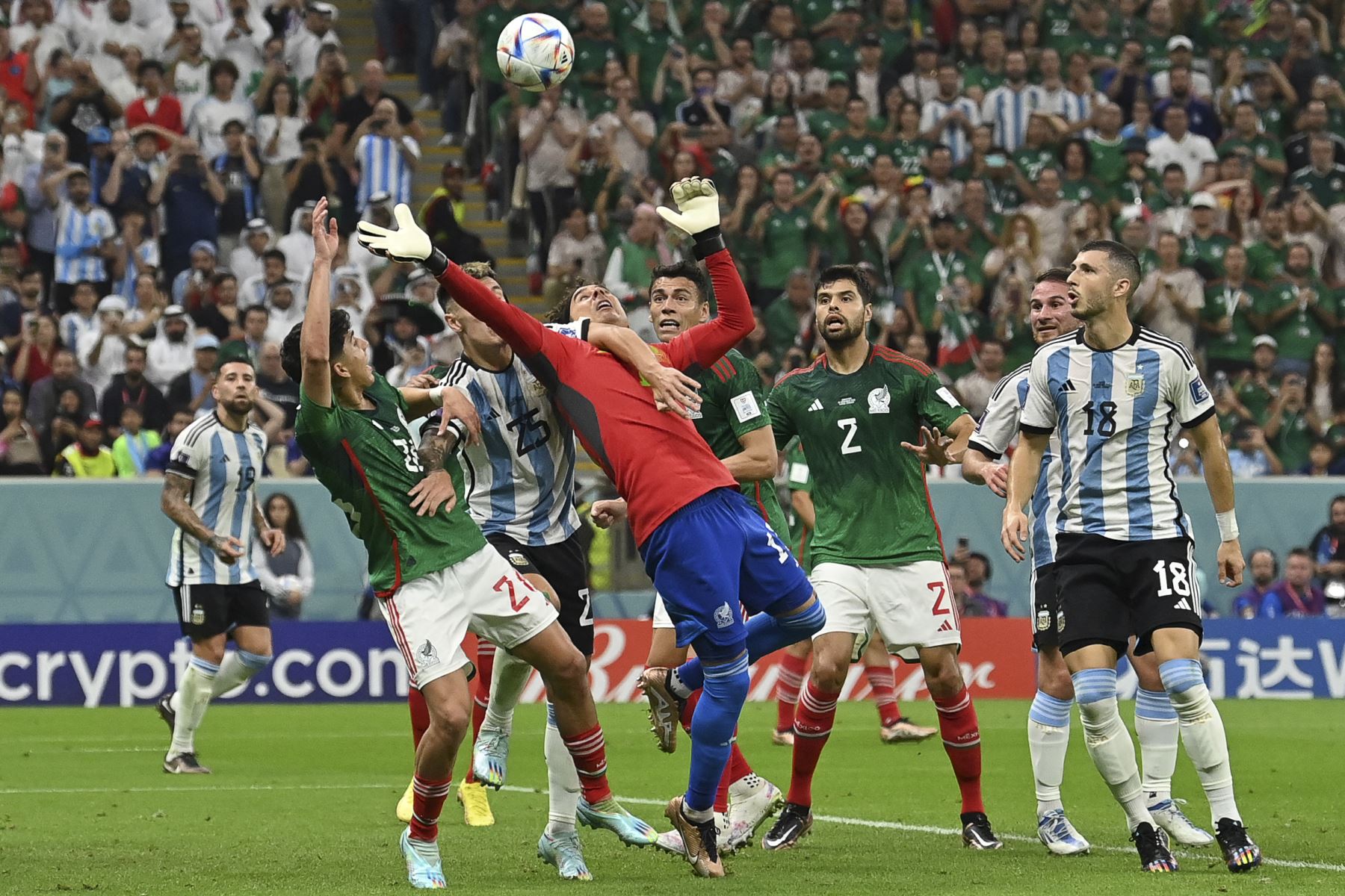 El portero mexicano Guillermo Ochoa intenta atrapar el balón frente a sus rivales de México durante el partido del Grupo C de la Copa Mundial Qatar 2022. Foto: AFP