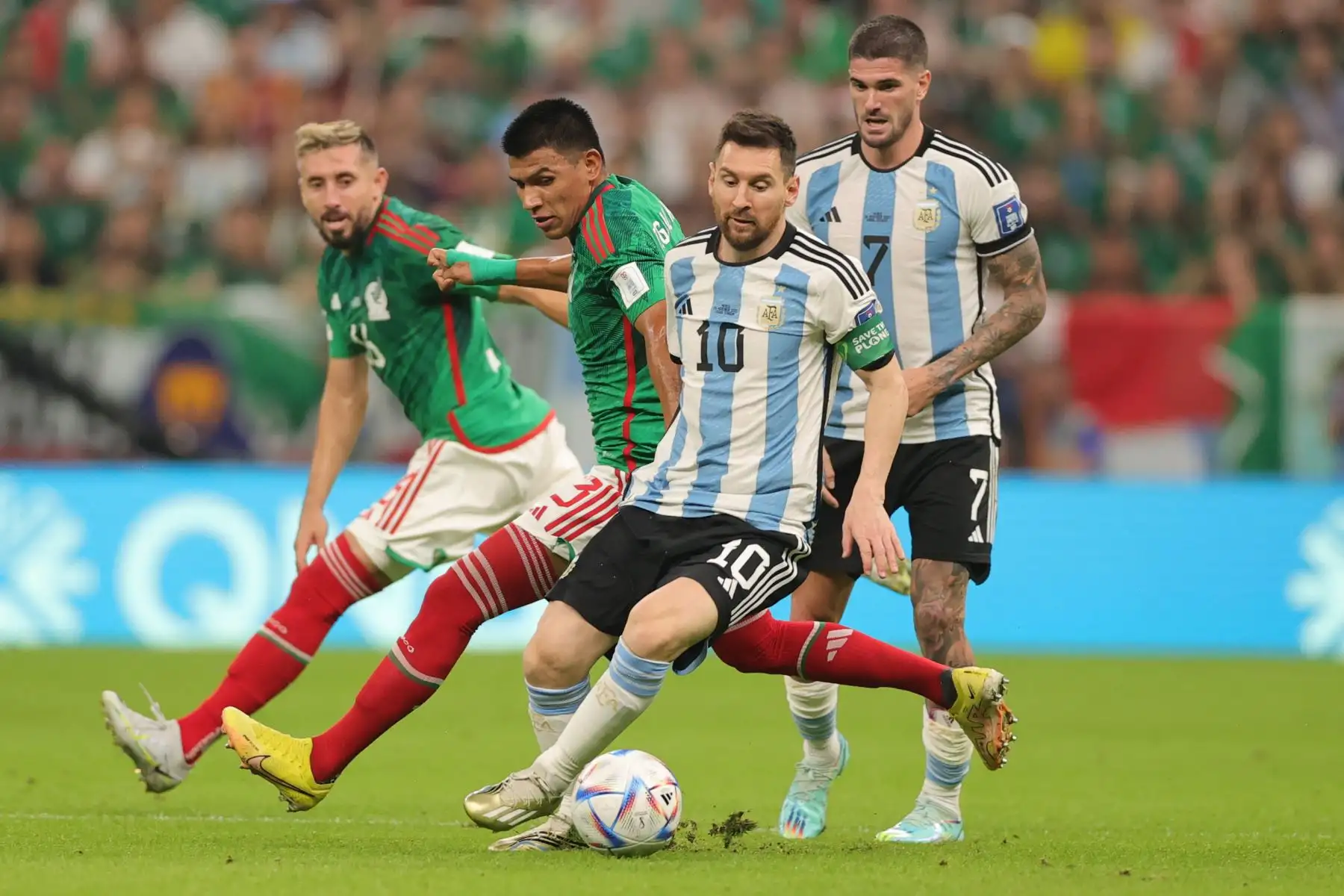 Lionel Messi de Argentina en acción frente a sus rivales de México durante el partido del Grupo C de la Copa Mundial de la FIFA 2022, een el Estadio Lusail, al norte de Doha. Foto: EFE