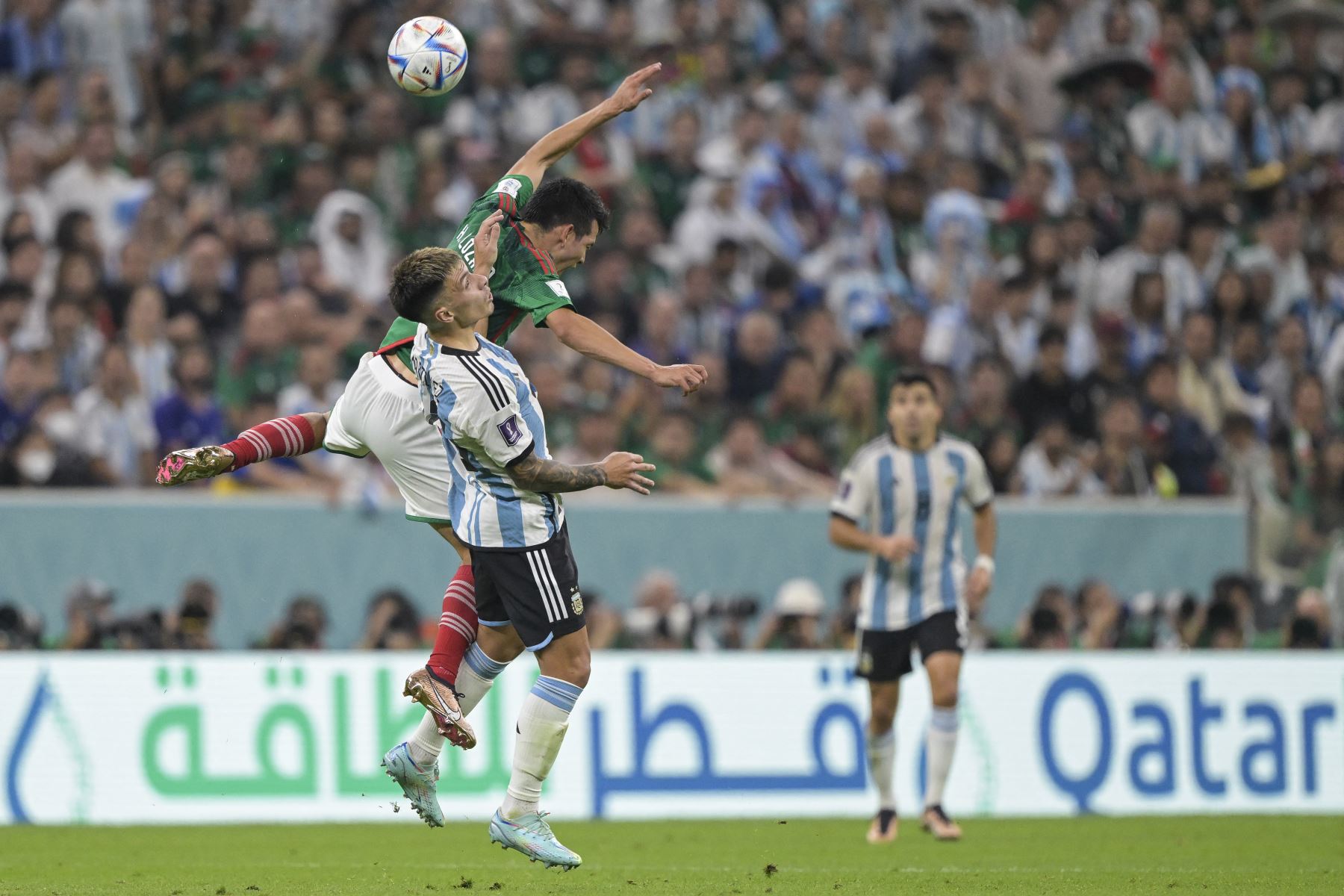 El defensa argentino Lisandro Martínez y el delantero mexicano Hirving Lozano luchan por el balón durante el partido del Grupo C de la Copa Mundial Qatar 2022, en el Estadio Lusail, al norte de Doha. Foto: AFP