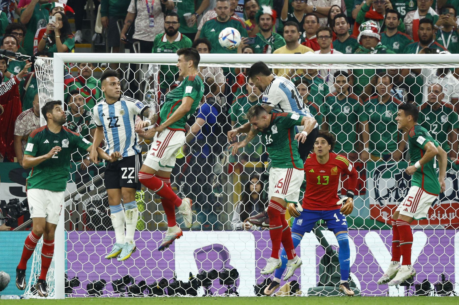 El equipo de Argentina disputa un balón con Hector Herrera de México durante partido de la fase de grupos del Mundial de Fútbol Qatar 2022, en el estadio de Lusail (Catar). EFE. Foto: EFE
