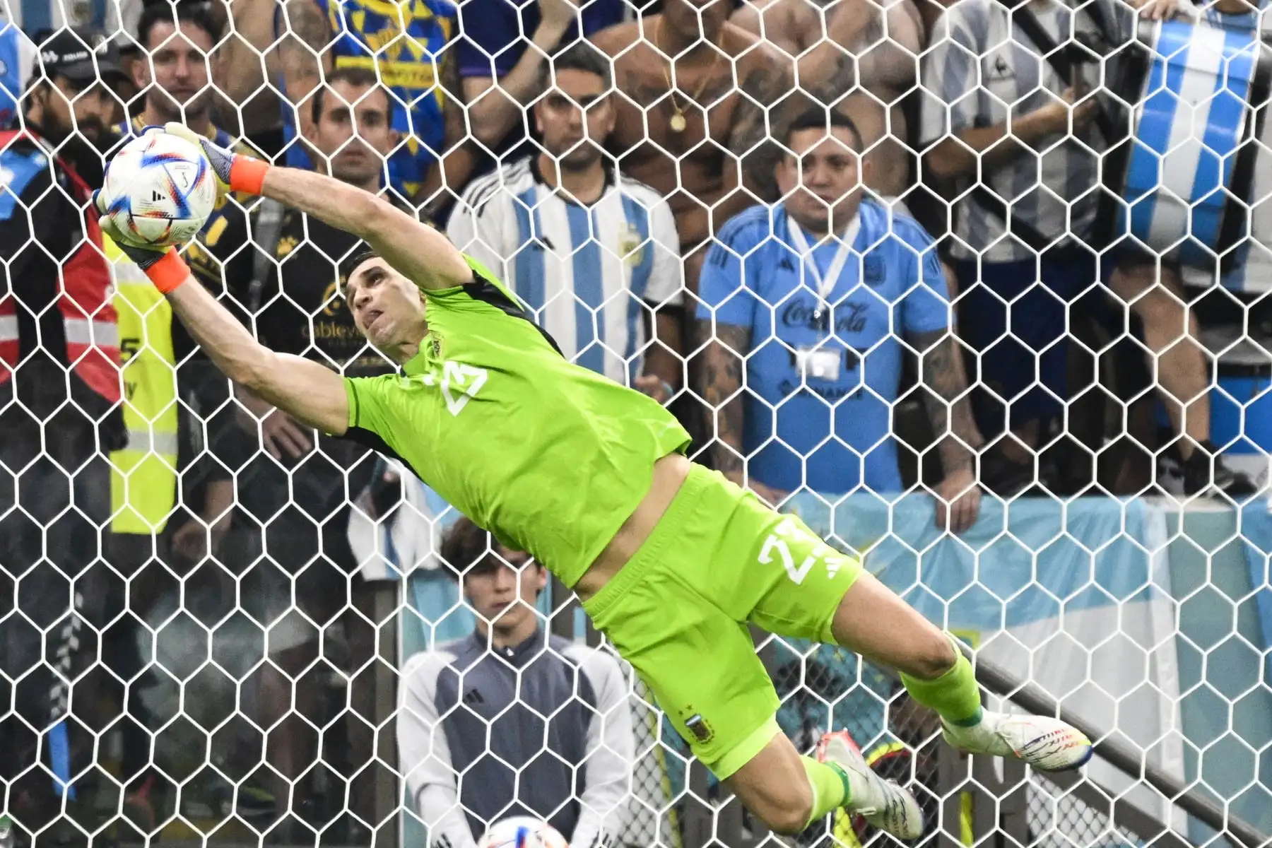 El arquero argentino Emiliano Martínez ataja el balón durante el partido frente a México por el Grupo C de la Copa Mundial Qatar 2022. Foto: AFP