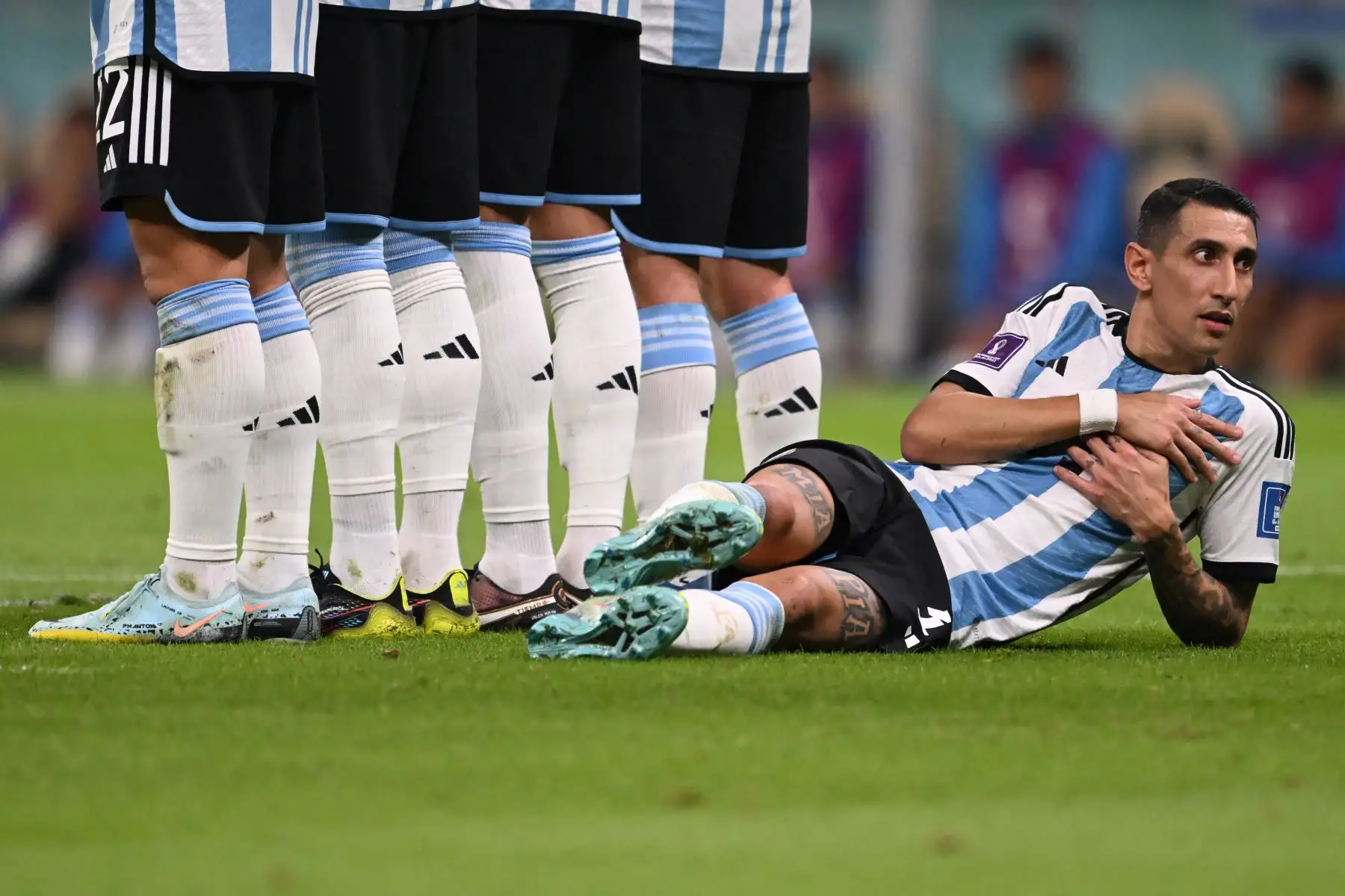 El mediocampista argentino Angel Di Maria se recuesta detrás de la barrera de su equipo en un tiro libre de México durante partido por el Grupo C de la Copa Mundial Qatar 2022. Foto: AFP