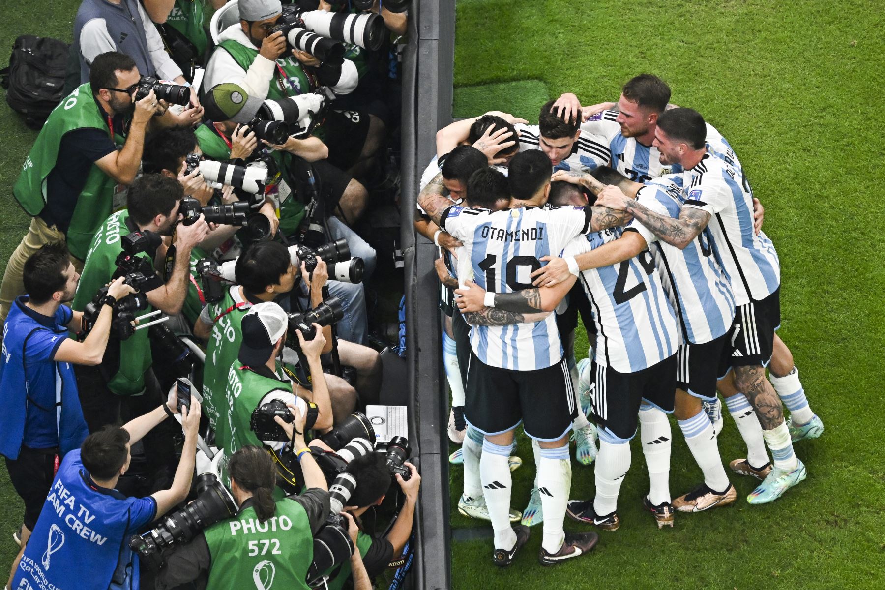 El argentino Lionel Messi celebra su gol junto a sus compañeros durante partido frente a México por la fase de grupos del Mundial de Fútbol Qatar 2022, en el Estadio de Lusail. Foto: AFP
