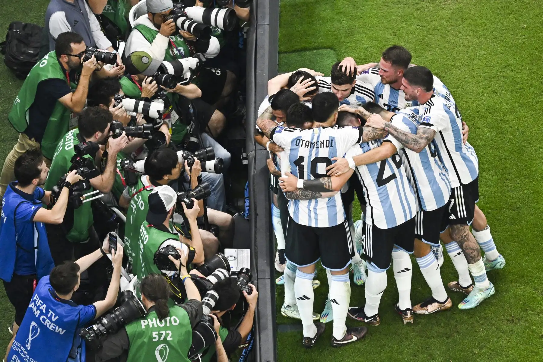 El argentino Lionel Messi celebra su gol junto a sus compañeros durante partido frente a México por la fase de grupos del Mundial de Fútbol Qatar 2022, en el Estadio de Lusail. Foto: AFP