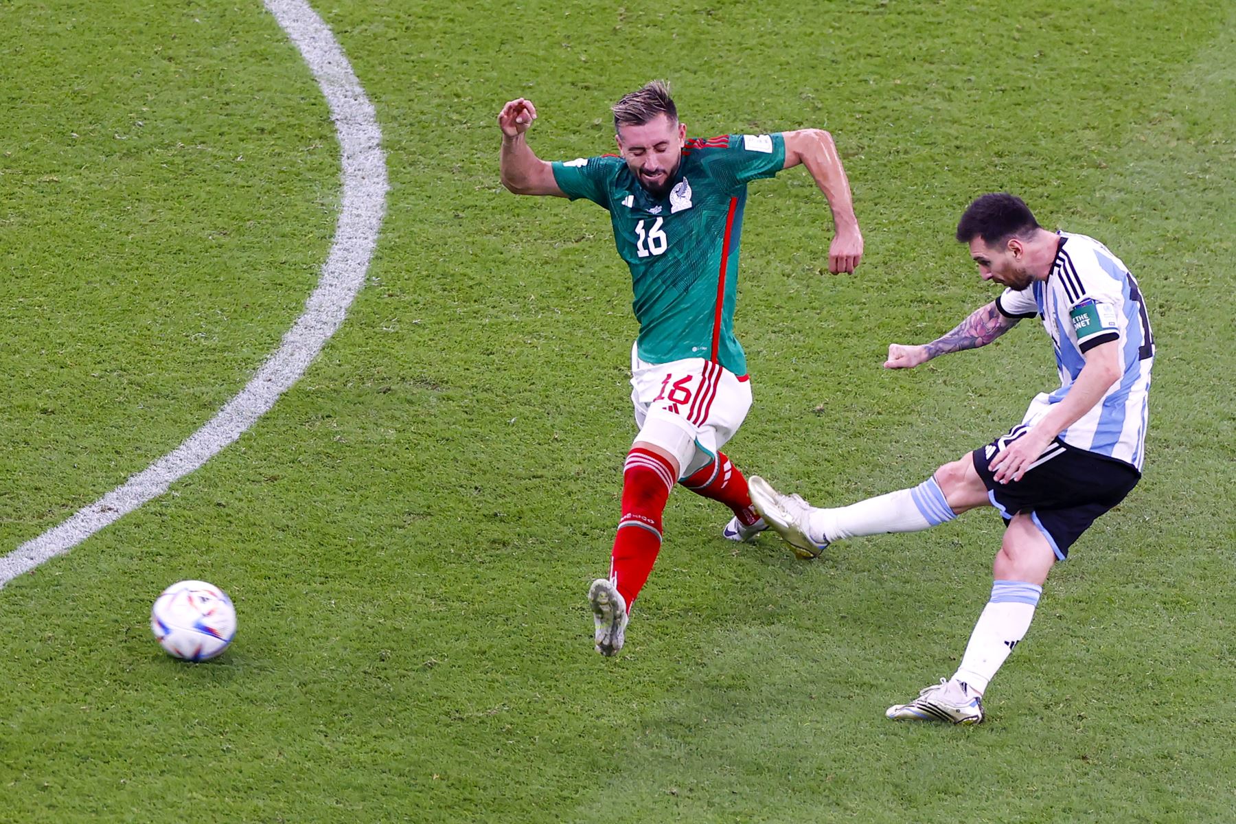 Lionel Messi de Argentina dispara para anotar el gol de apertura ante México durante el partido del grupo C de la Copa Mundial de la FIFA 2022. Foto: EFE