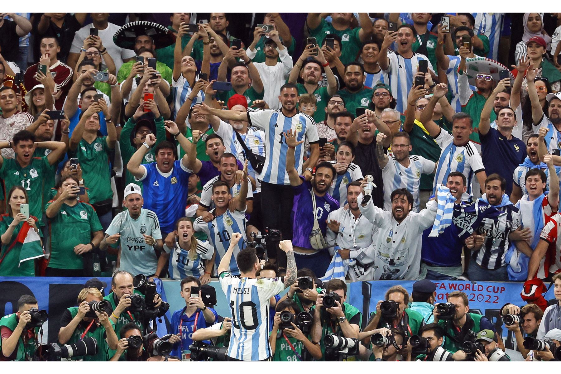 El argentino Lionel Messi celebra su gol junto a sus compatriotas durante partido frente a México por la fase de grupos del Mundial de Fútbol Qatar 2022, en el Estadio de Lusail. Foto: EFE