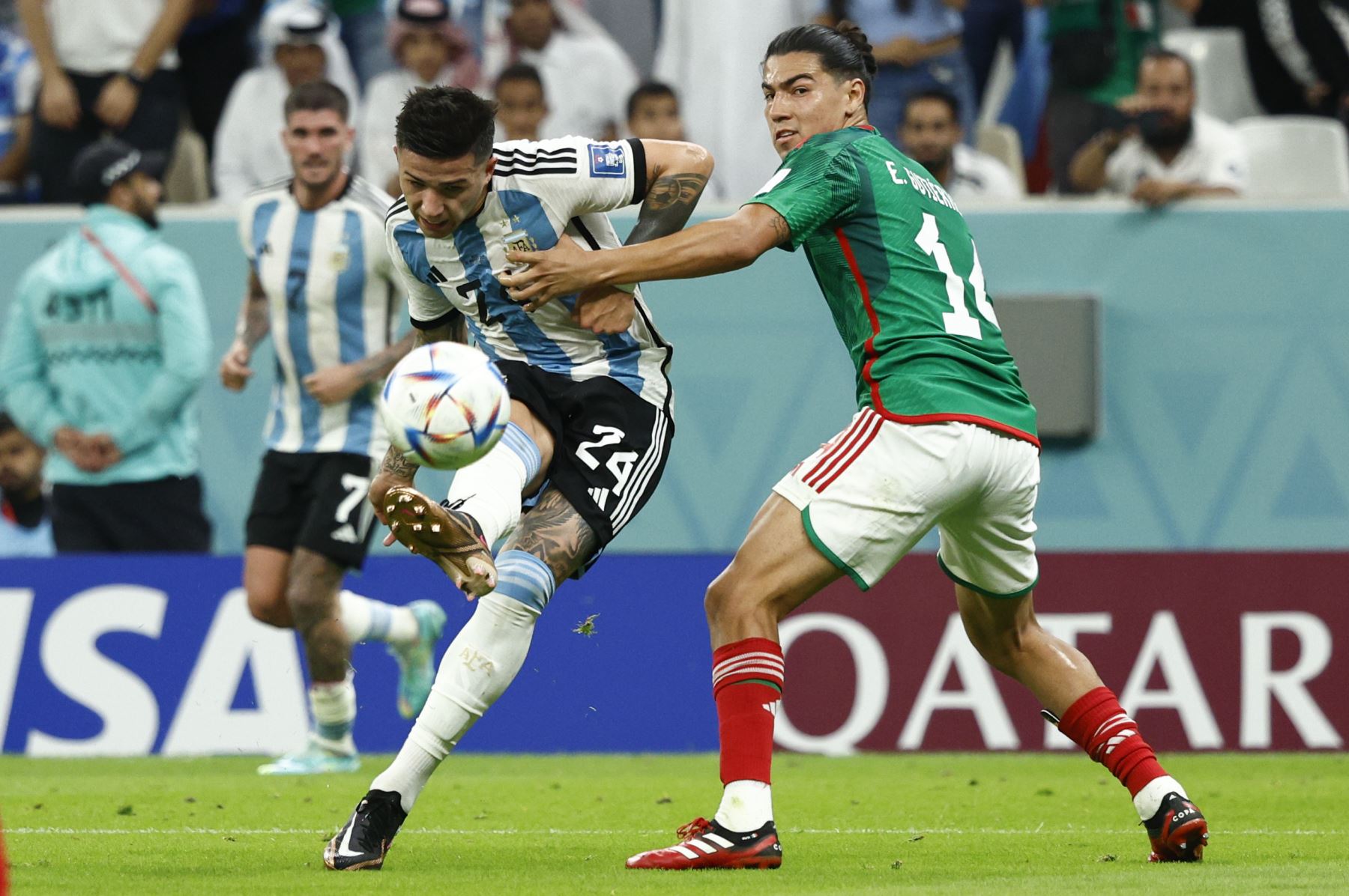 Enzo Fernandez de Argentina patea para anotar un ante México durante partido de la fase de grupos del Mundial de Fútbol Qatar 2022. Foto: EFE