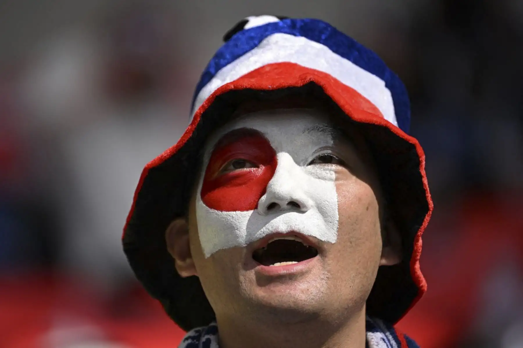 Un aficionado de Japón aplaude antes del partido de fútbol del Grupo E de la Copa Mundial de Catar 2022 entre Japón y Costa Rica en el estadio Ahmad Bin Ali en Al-Rayyan, al oeste de Doha

Foto: AFP