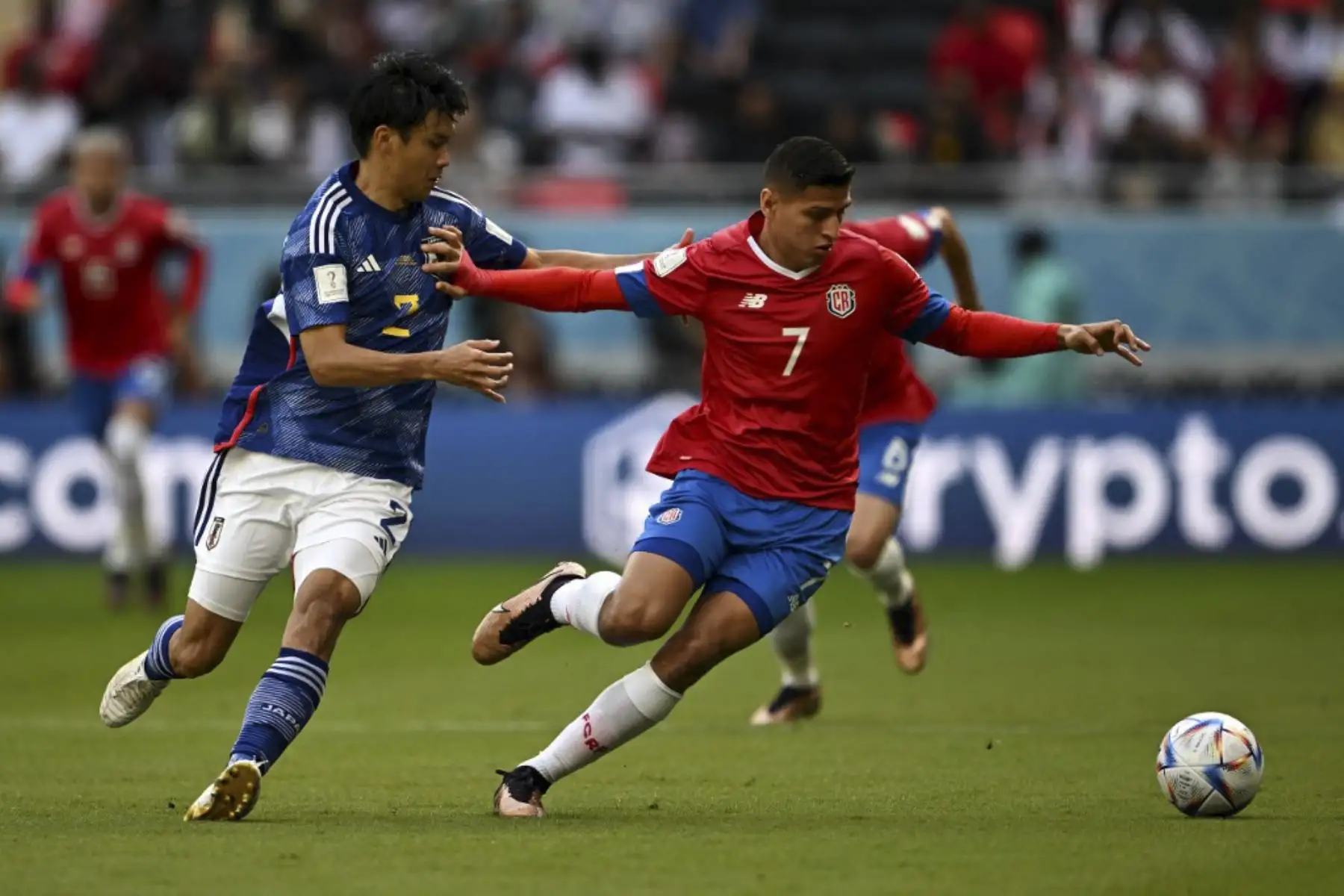 El defensor de Japón #02 Miki Yamane lucha por el balón con el delantero de Costa Rica #07 Anthony Contreras durante el partido de fútbol del Grupo E de la Copa Mundial Catar 2022 entre Japón y Costa Rica en el Estadio Ahmad Bin Ali en Al-Rayyan, al oeste de Doha

Foto: AFP