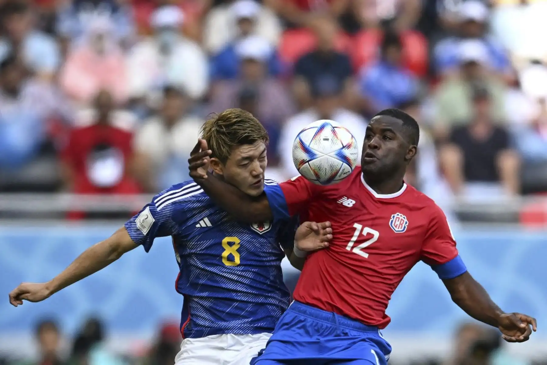El mediocampista japonés #08 Ritsu Doan lucha por el balón con el delantero costarricense #12 Joel Campbell durante el partido de fútbol del Grupo E de la Copa Mundial Catar 2022 entre Japón y Costa Rica en el Estadio Ahmad Bin Ali en Al-Rayyan, al oeste de Doha

Foto: AFP