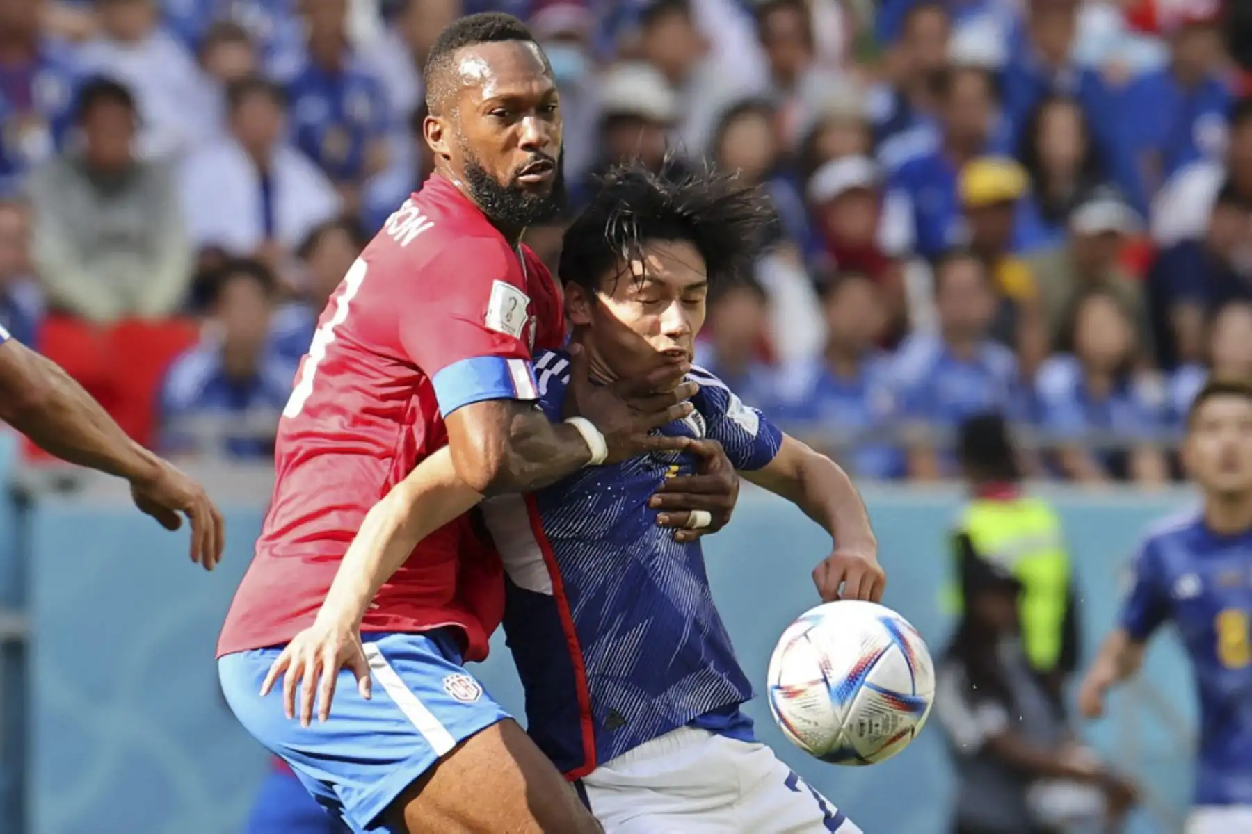 El defensor de Costa Rica #19 Kendall Waston (L) y el delantero de Japón #21 Ayase Ueda luchan por el balón durante el partido de fútbol del Grupo E de la Copa Mundial Catar 2022 entre Japón y Costa Rica en el Estadio Ahmad Bin Ali en Al-Rayyan, al oeste de Doha

Foto: AFP