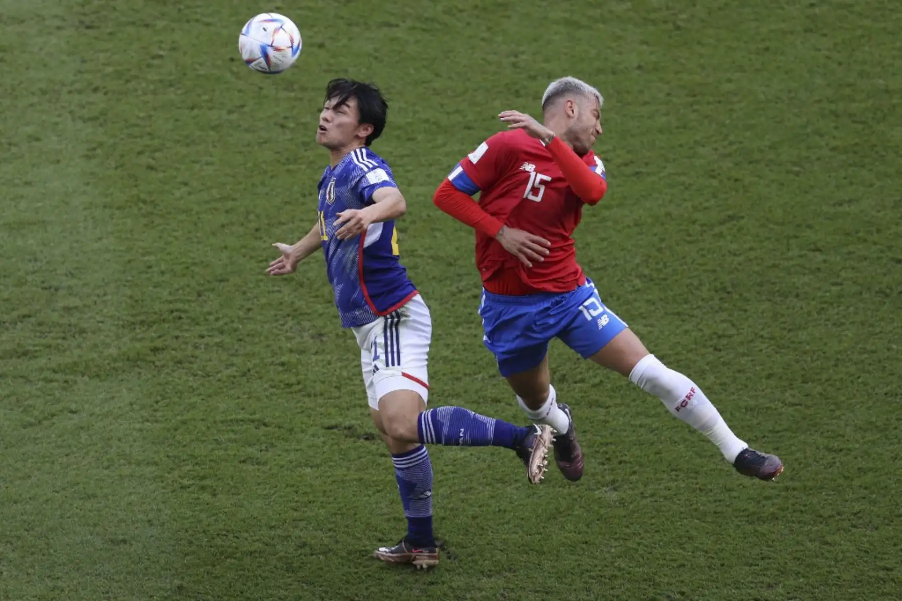 El delantero japonés #21 Ayase Ueda (L) y el defensor costarricense #15 Francisco Calvo luchan por el balón durante el partido de fútbol del Grupo E de la Copa Mundial Catar 2022 entre Japón y Costa Rica en el estadio Ahmad Bin Ali en Al-Rayyan, al oeste de Doha

Foto:AFP