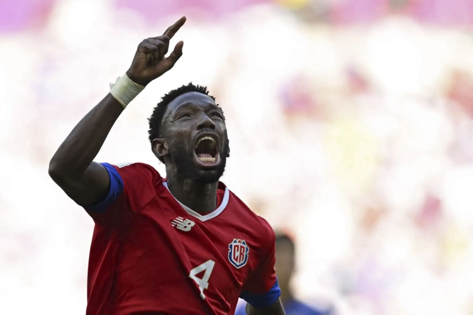 El defensor de Costa Rica #04 Keysher Fuller celebra marcar el primer gol de su equipo durante el partido de fútbol del Grupo E de la Copa Mundial Catar 2022 entre Japón y Costa Rica en el Estadio Ahmad Bin Ali en Al-Rayyan, al oeste de Doha

Foto:AFP
