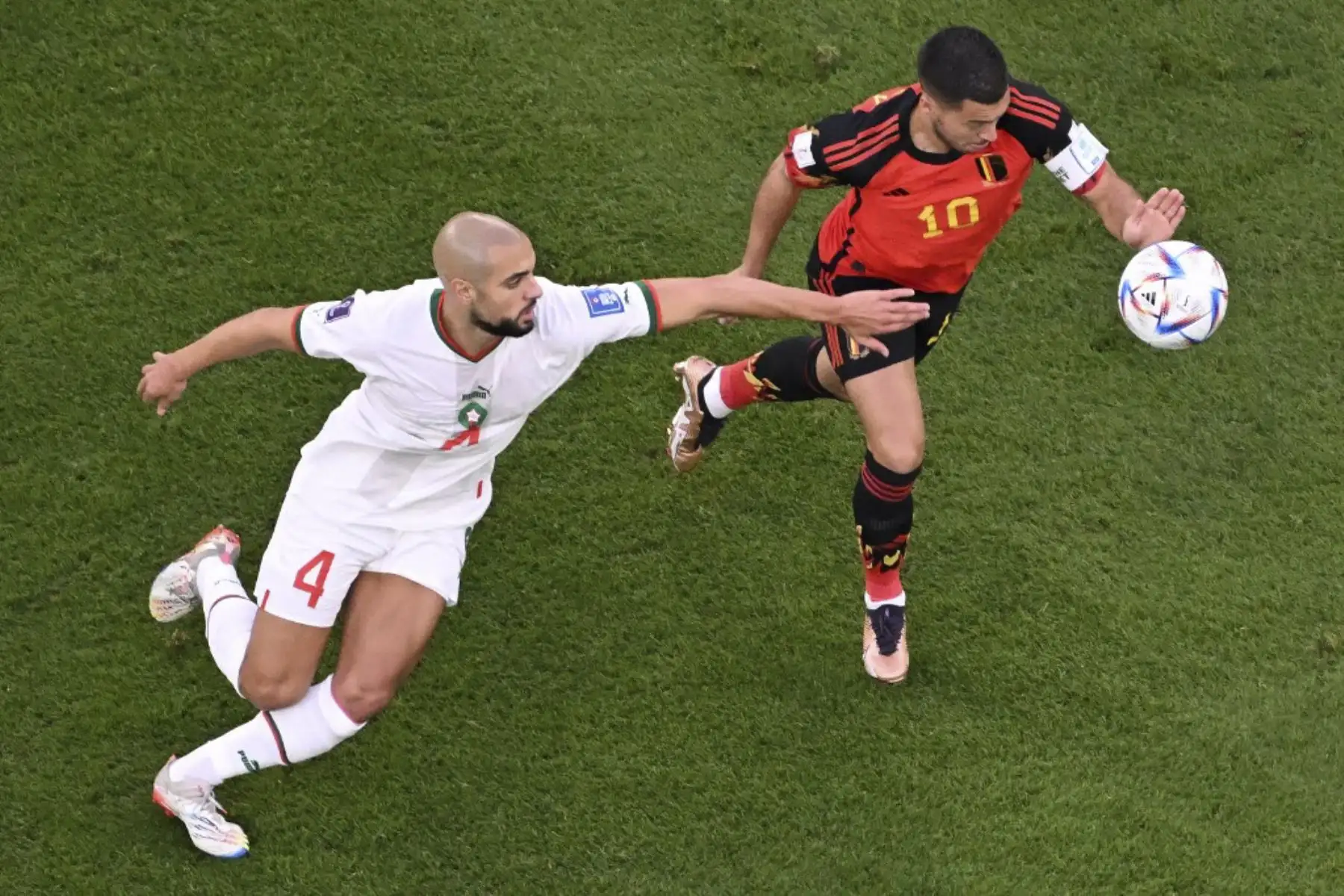 El mediocampista marroquí #04 Sofyan Amrabat (L) y el delantero belga #10 Eden Hazard luchan por el balón durante el partido de fútbol del Grupo F de la Copa Mundial Catar 2022 entre Bélgica y Marruecos en el Estadio Al-Thumama en Doha
Foto: AFP