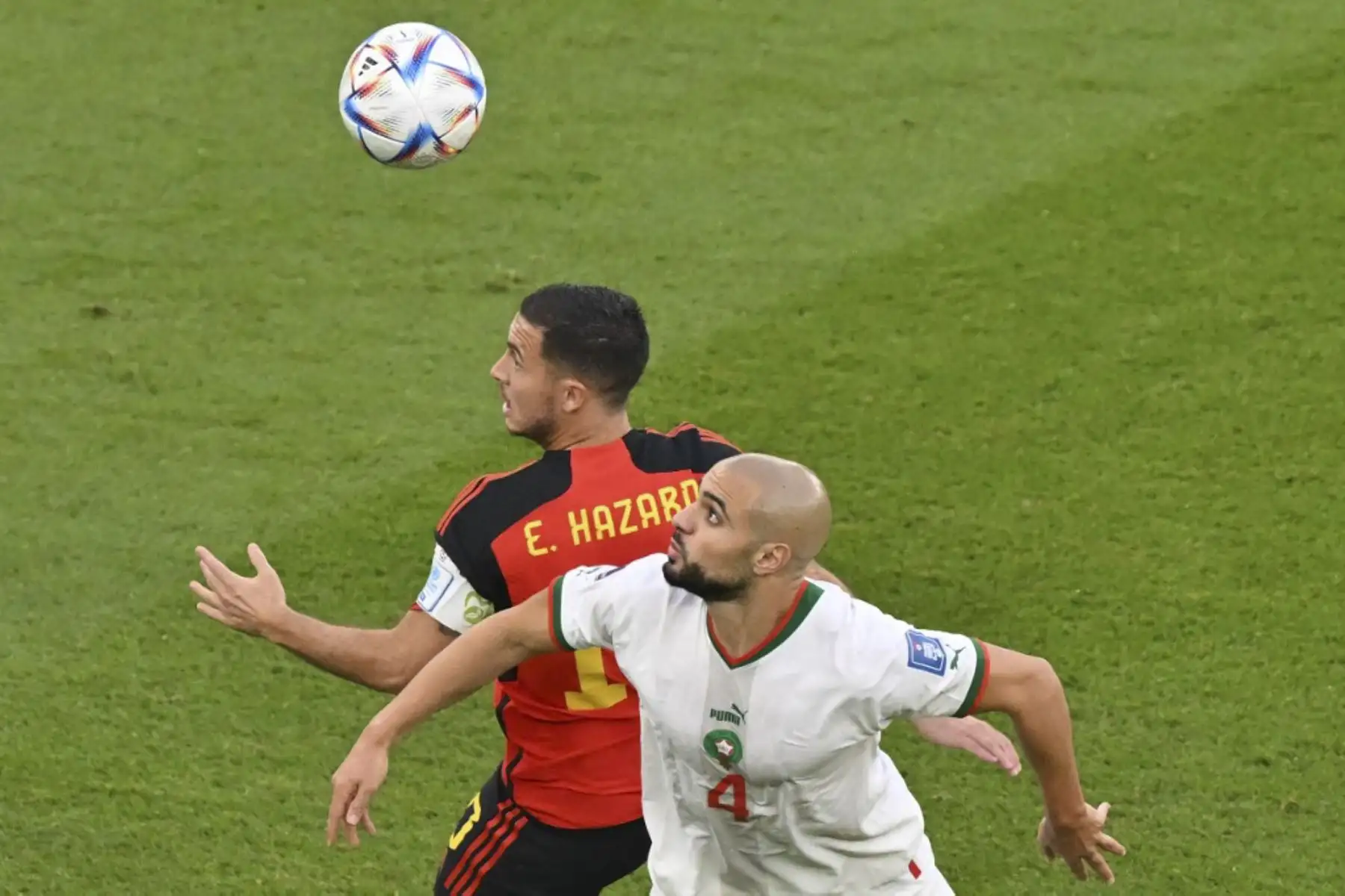 El delantero belga #10 Eden Hazard (L) lucha por el balón con el centrocampista marroquí #04 Sofyan Amrabat durante el partido de fútbol del Grupo F de la Copa Mundial Catar 2022 entre Bélgica y Marruecos en el Estadio Al-Thumama en Doha

Foto:AFP