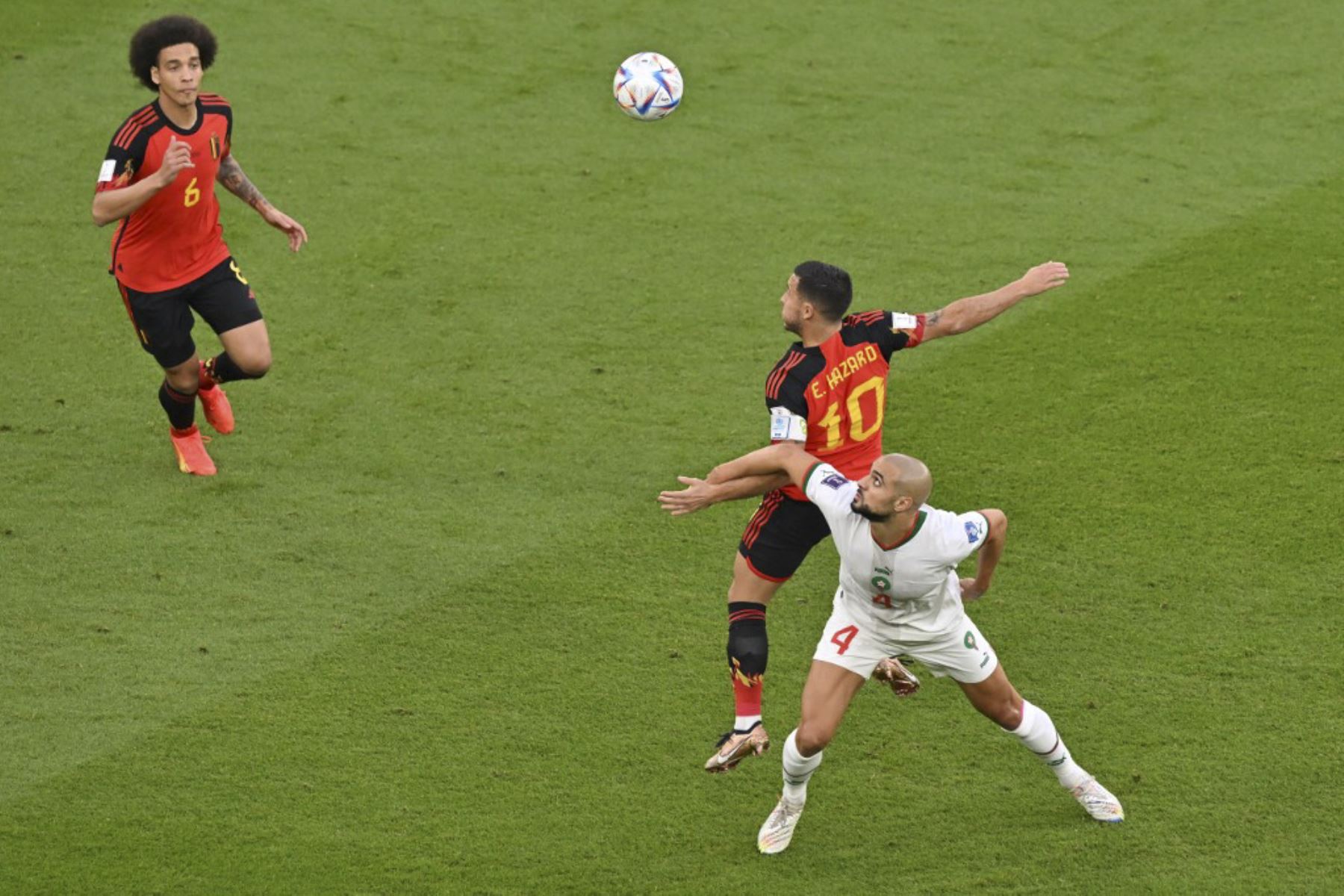 El delantero belga #10 Eden Hazard (L) lucha por el balón con el centrocampista marroquí #04 Sofyan Amrabat durante el partido de fútbol del Grupo F de la Copa Mundial Catar 2022 entre Bélgica y Marruecos en el Estadio Al-Thumama en Doha

Foto:AFP