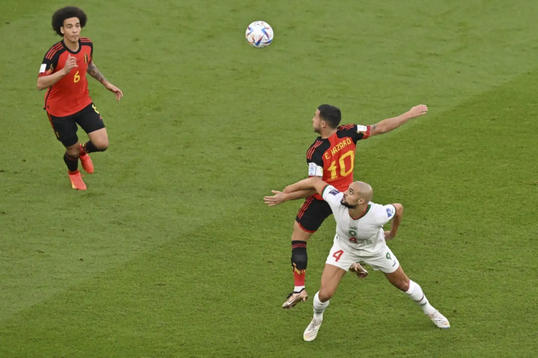 El delantero belga #10 Eden Hazard (L) lucha por el balón con el centrocampista marroquí #04 Sofyan Amrabat durante el partido de fútbol del Grupo F de la Copa Mundial Catar 2022 entre Bélgica y Marruecos en el Estadio Al-Thumama en Doha

Foto:AFP