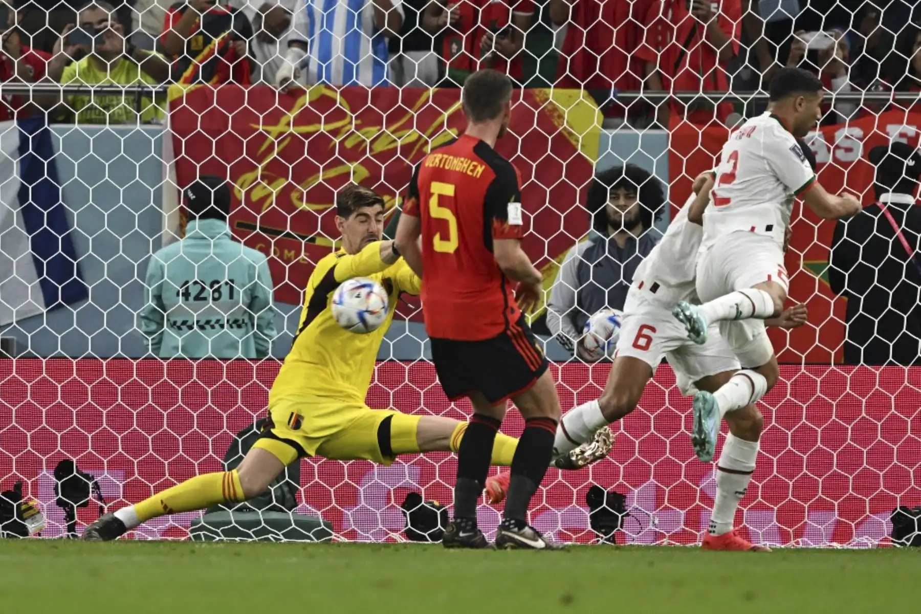 El portero belga #01 Thibaut Courtois (L) concede un gol anulado durante el partido de fútbol del Grupo F de la Copa Mundial de Catar 2022 entre Bélgica y Marruecos en el Estadio Al-Thumama en Doha

Foto: AFP