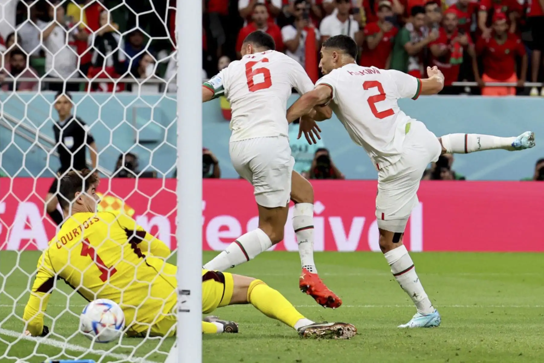 El portero belga #01 Thibaut Courtois (L) concede un gol anulado durante el partido de fútbol del Grupo F de la Copa Mundial de Catar 2022 entre Bélgica y Marruecos en el Estadio Al-Thumama en Doha

Foto: AFP