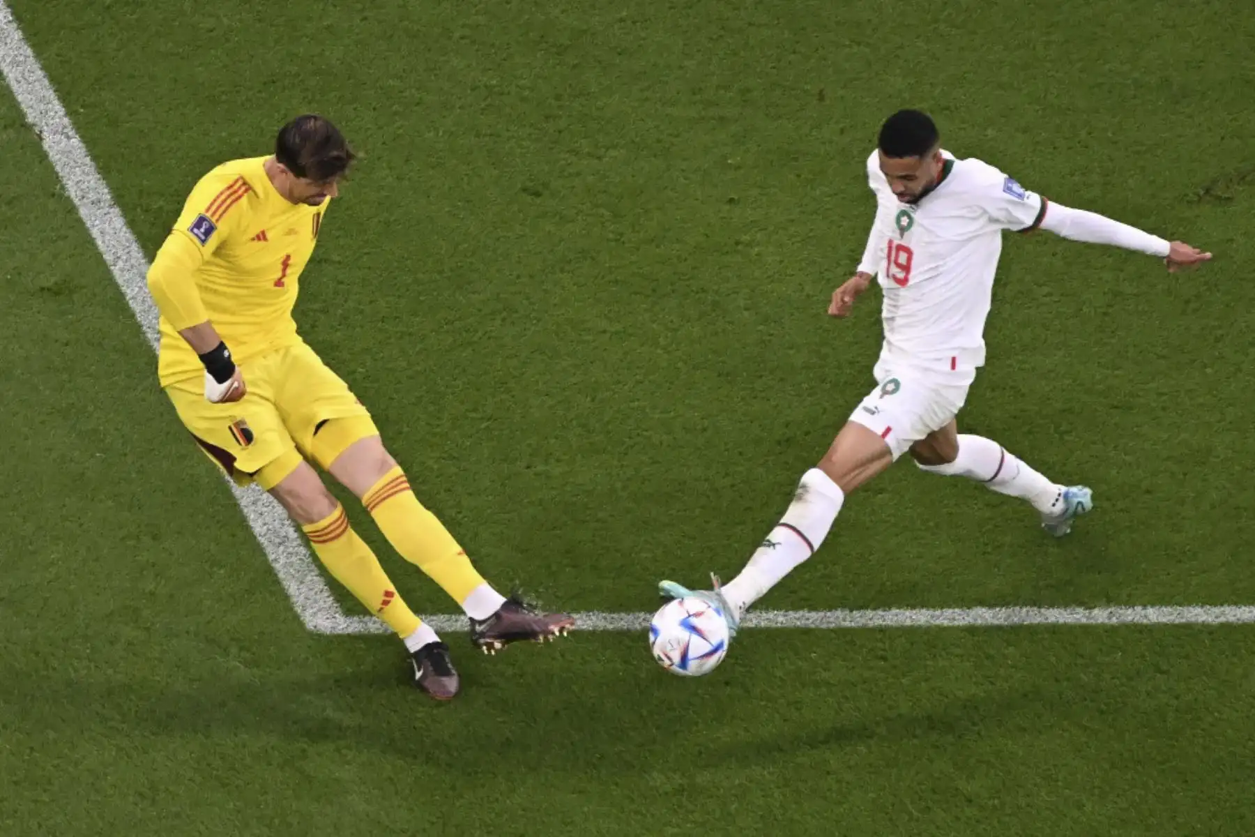El delantero marroquí #19 Youssef En-Nesyri (R) intenta superar al portero belga #01 Thibaut Courtois durante el partido de fútbol del Grupo F de la Copa Mundial de Catar 2022 entre Bélgica y Marruecos en el Estadio Al-Thumama en Doha

Foto: AFP