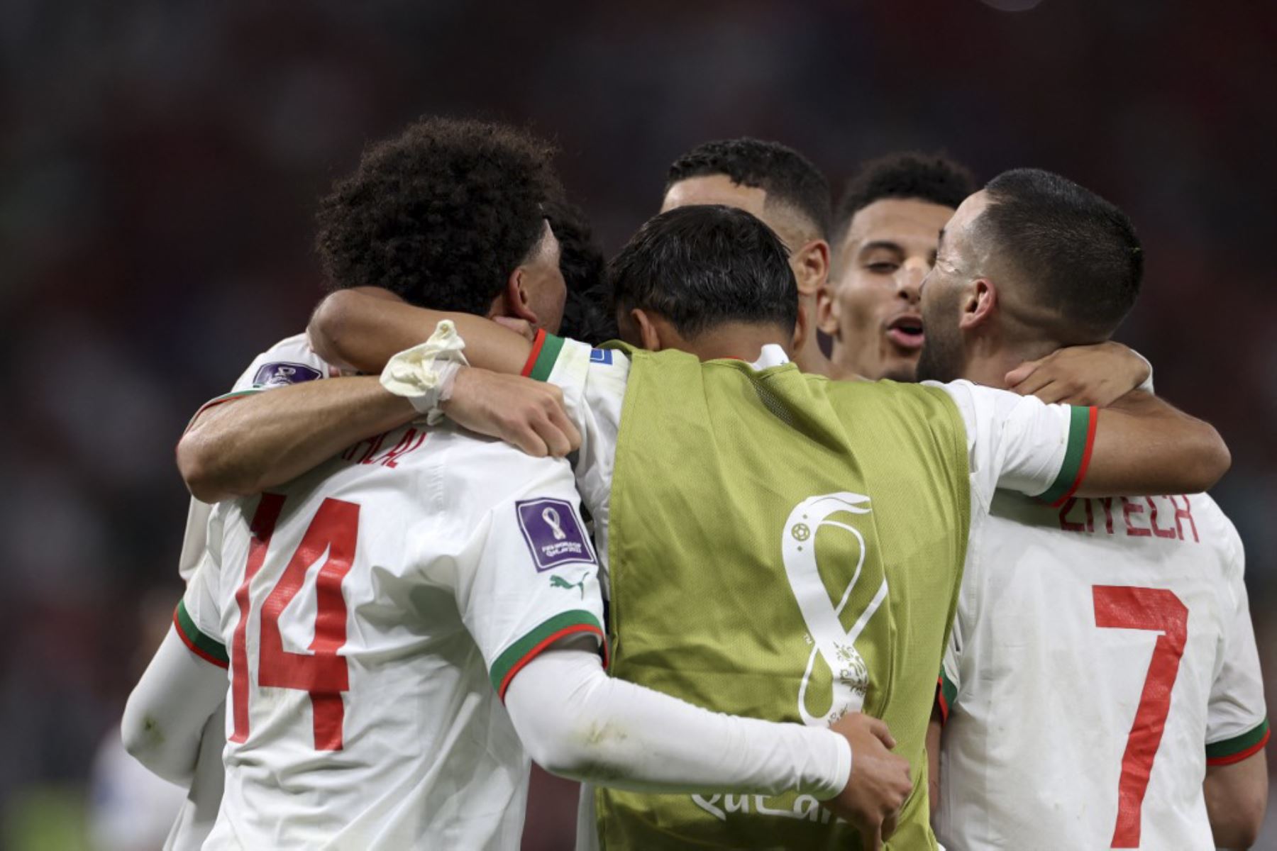 El delantero de Marruecos #14 Zakaria Aboukhlal (L) celebra con sus compañeros de equipo después de marcar el segundo gol de su equipo durante el partido de fútbol del Grupo F de la Copa Mundial de Qatar 2022 entre Bélgica y Marruecos en el Estadio Al-Thumama en Doha

Foto:AFP