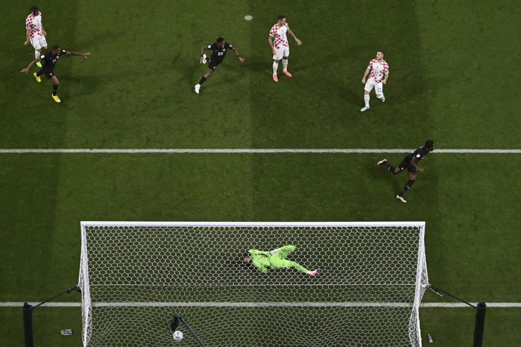 El delantero #19 de Canadá, Alphonso Davies, anota el primer gol durante el partido de fútbol del Grupo F de la Copa Mundial de Catar 2022 entre Croacia y Canadá en el Estadio Internacional Khalifa en Doha

Foto: AFP