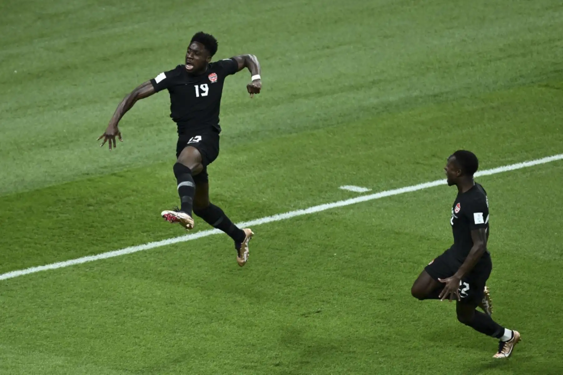 El delantero canadiense #19 Alphonso Davies (L) celebra marcar el primer gol de su equipo durante el partido de fútbol del Grupo F de la Copa Mundial de Catar 2022 entre Croacia y Canadá en el Estadio Internacional Khalifa en Doha

Foto: AFP