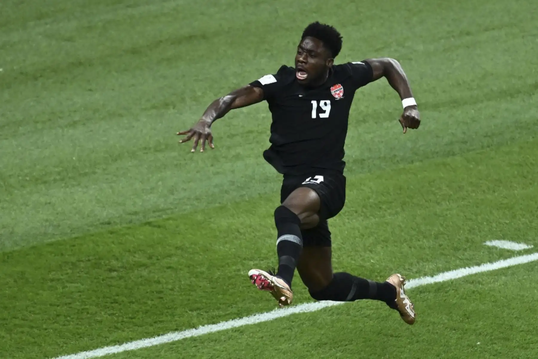 El delantero canadiense #19 Alphonso Davies (L) celebra marcar el primer gol de su equipo durante el partido de fútbol del Grupo F de la Copa Mundial de Catar 2022 entre Croacia y Canadá en el Estadio Internacional Khalifa en Doha

Foto: AFP