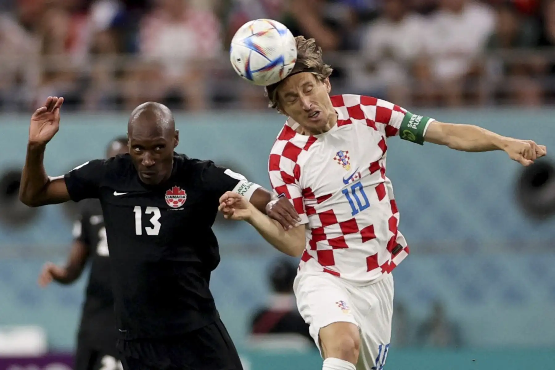 El mediocampista de Canadá #13 Atiba Hutchinson y el mediocampista de Croacia #10 Luka Modric saltan para un cabezazo durante el partido de fútbol del Grupo F de la Copa Mundial de Catar 2022 entre Croacia y Canadá en el Estadio Internacional Khalifa en Doha

Foto: AFP