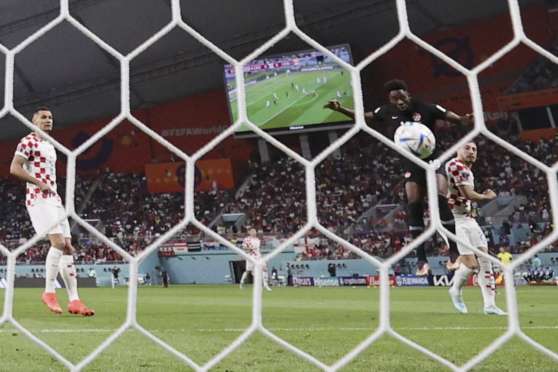 El delantero #19 de Canadá, Alphonso Davies, anota el gol de apertura durante el partido de fútbol del Grupo F de la Copa Mundial de Catar 2022 entre Croacia y Canadá en el Estadio Internacional Khalifa en Doha

Foto: AFP